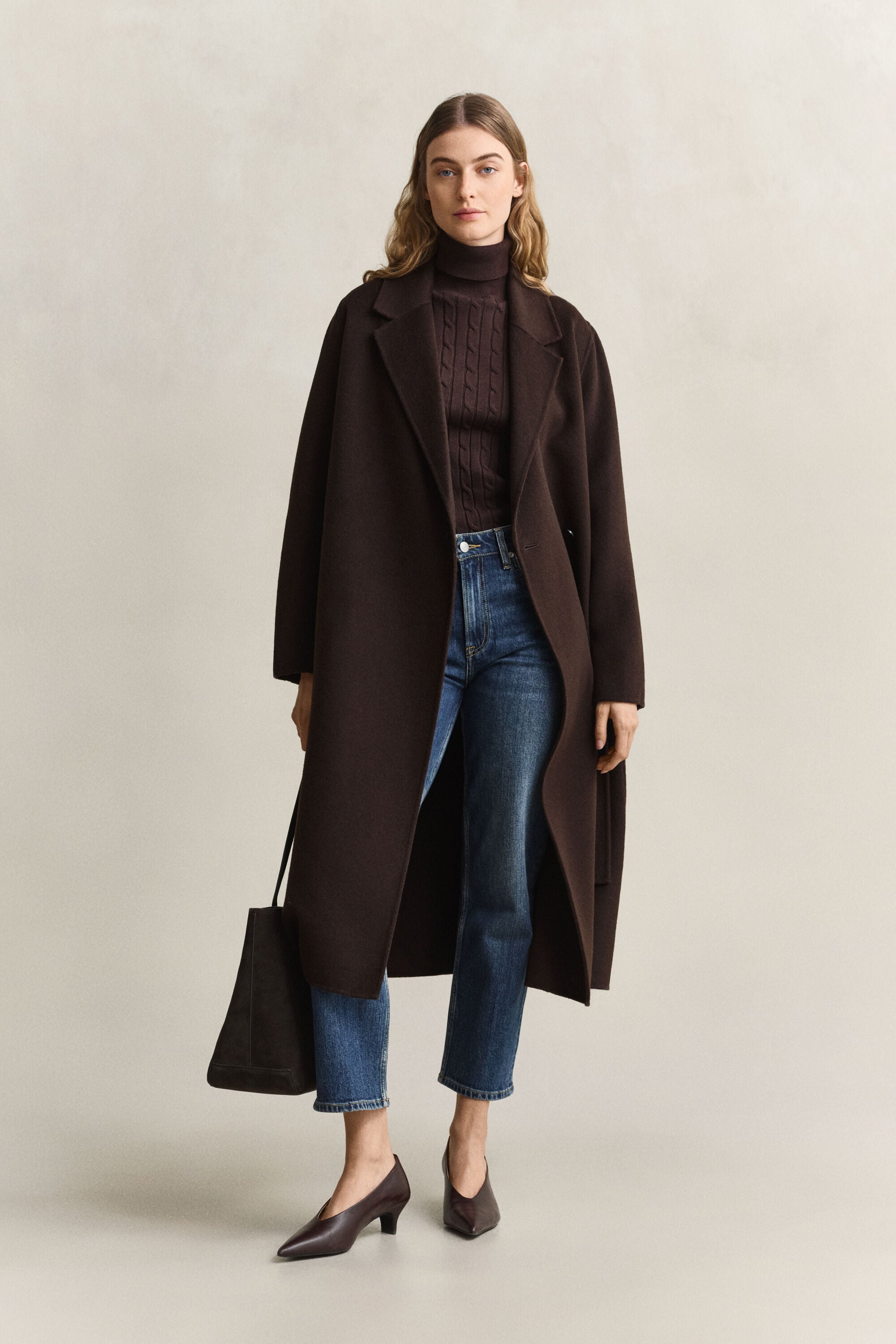 Cappotto con cintura e cuciture a mano