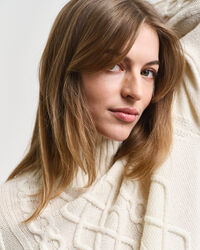 Maglia con colletto dritto lavorato a trecce