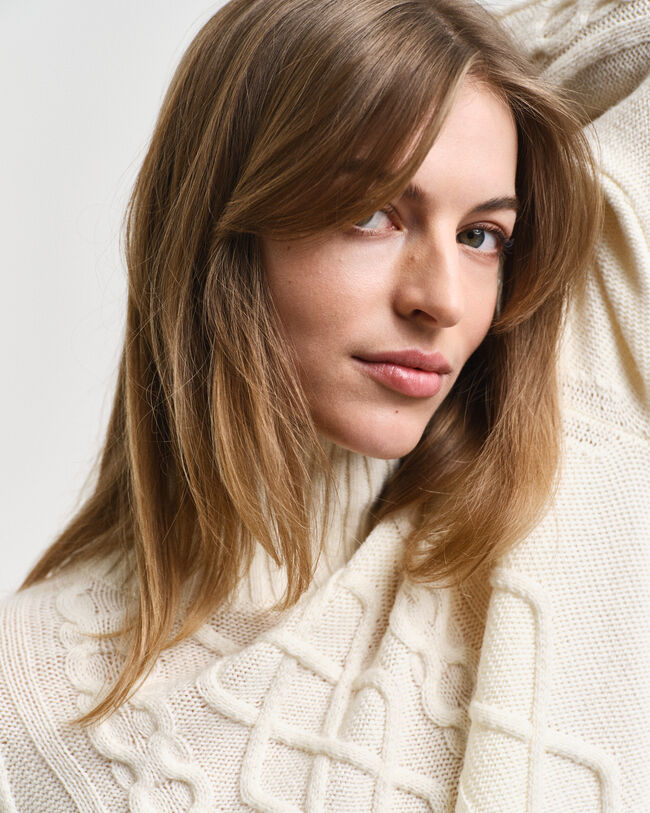 Maglia con colletto dritto lavorato a trecce