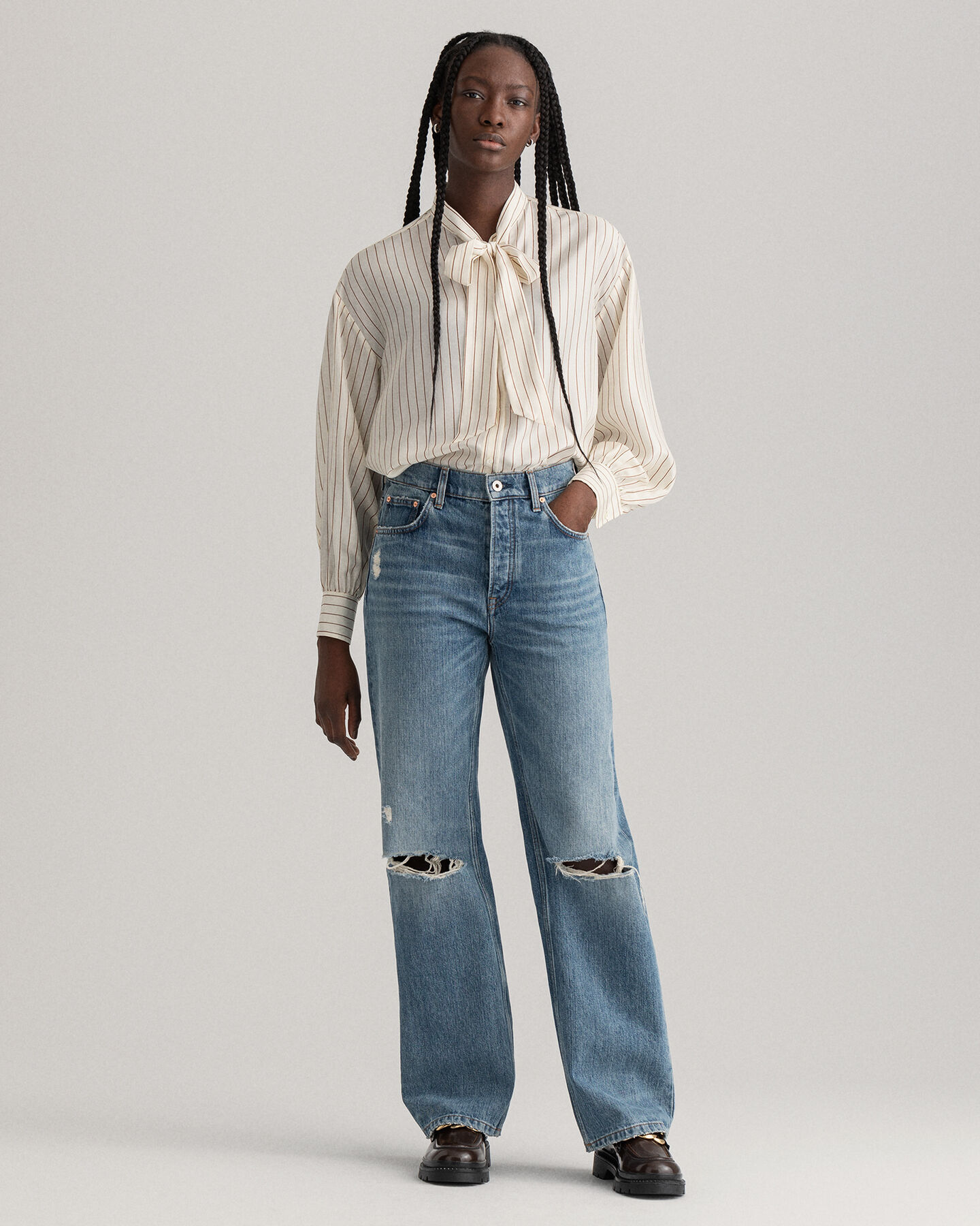 Camicia di seta gessata con fiocco