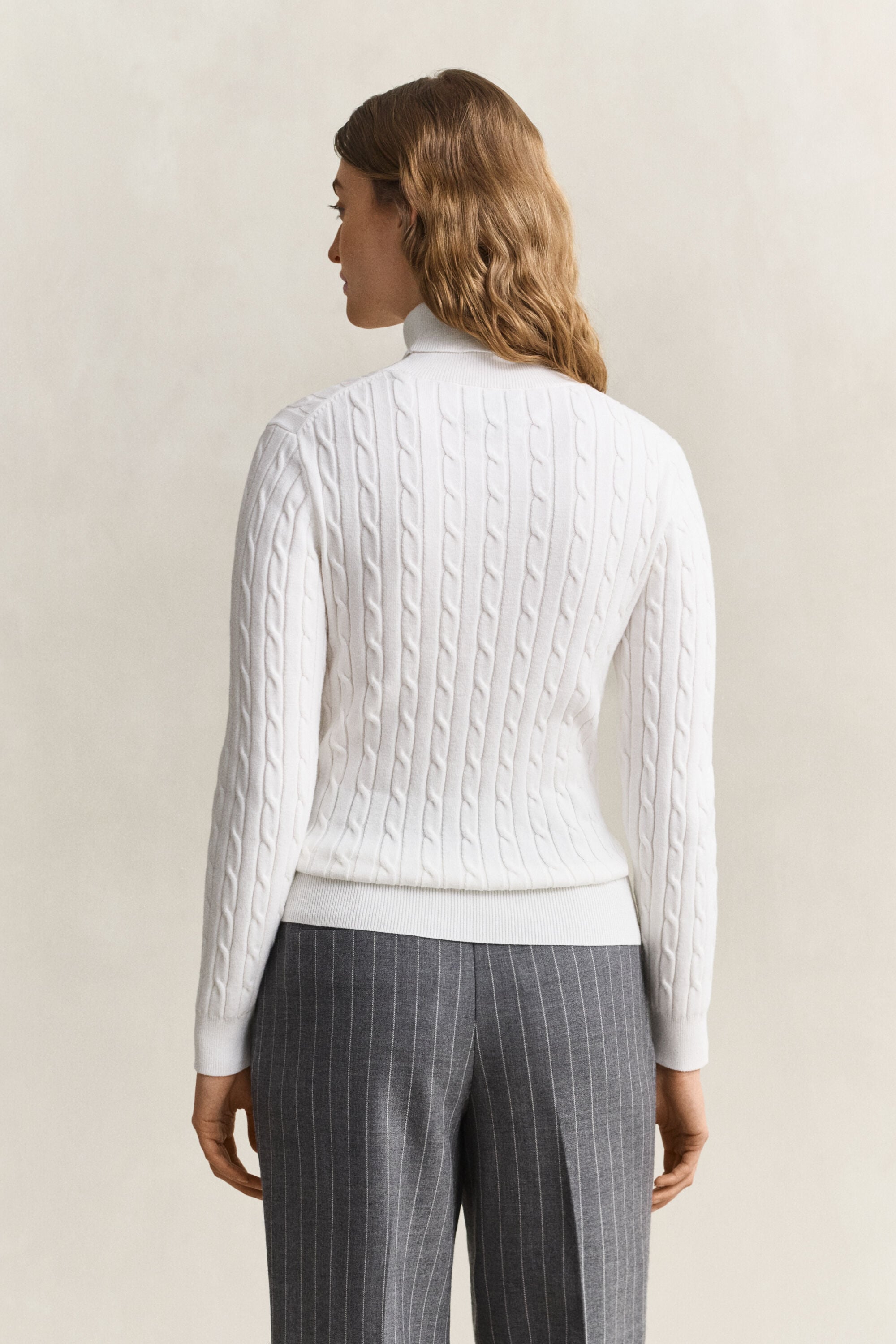 Maglia a collo alto in cotone elasticizzato a trecce