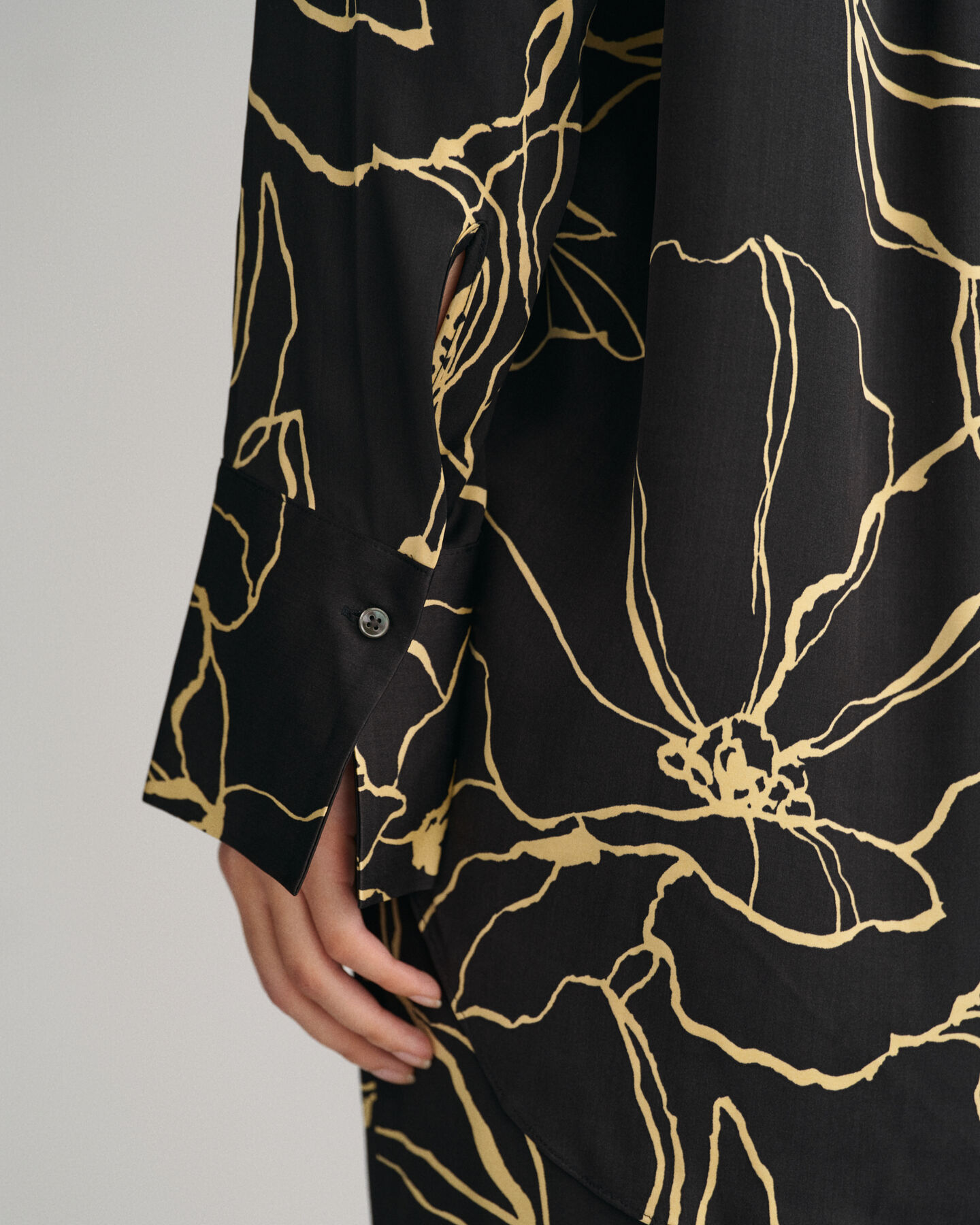 Blusa con scollo a V Line Drawing