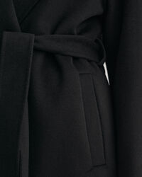 Cappotto con cintura e cuciture a mano