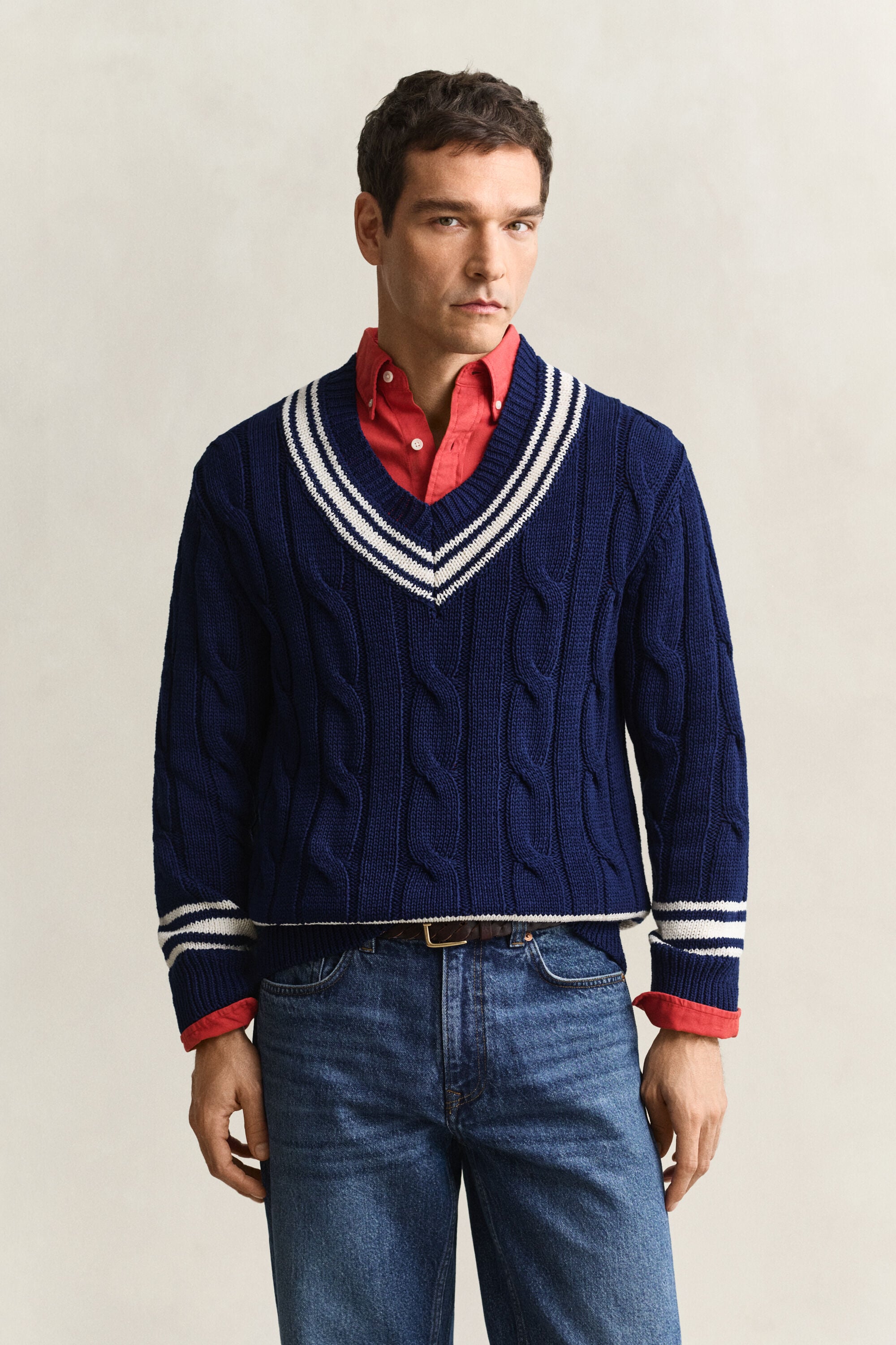Maglia con scollo a V a trecce