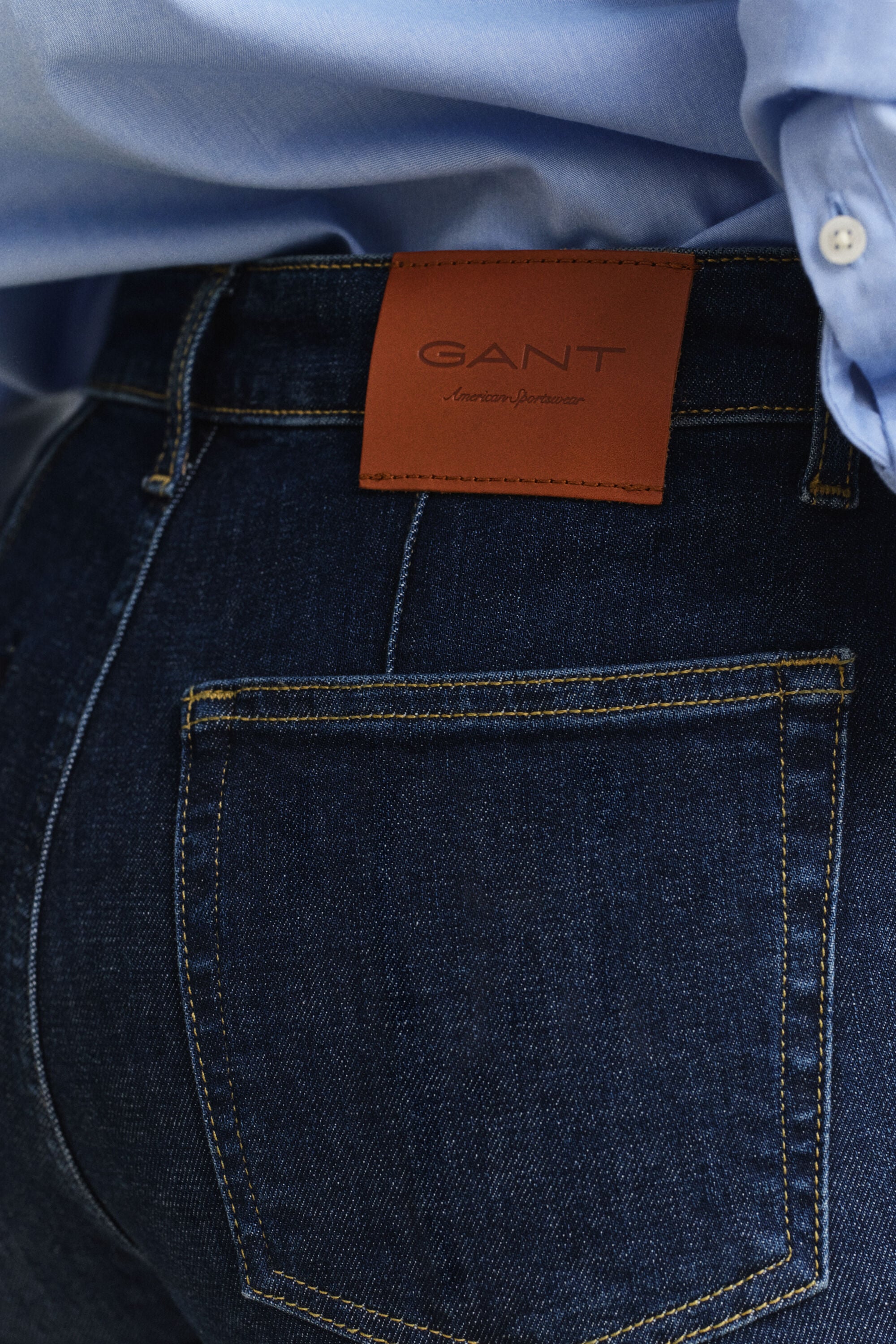 Jeans svasati con pinces slim