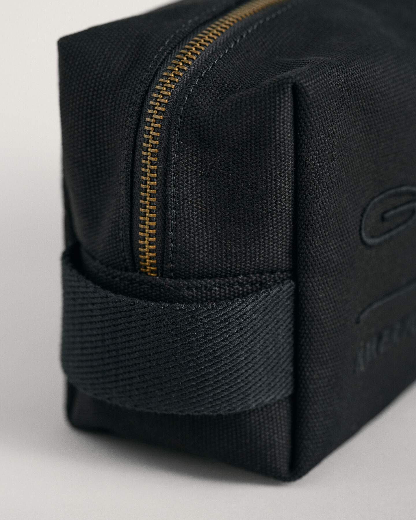 Beauty-case Tonal Shield