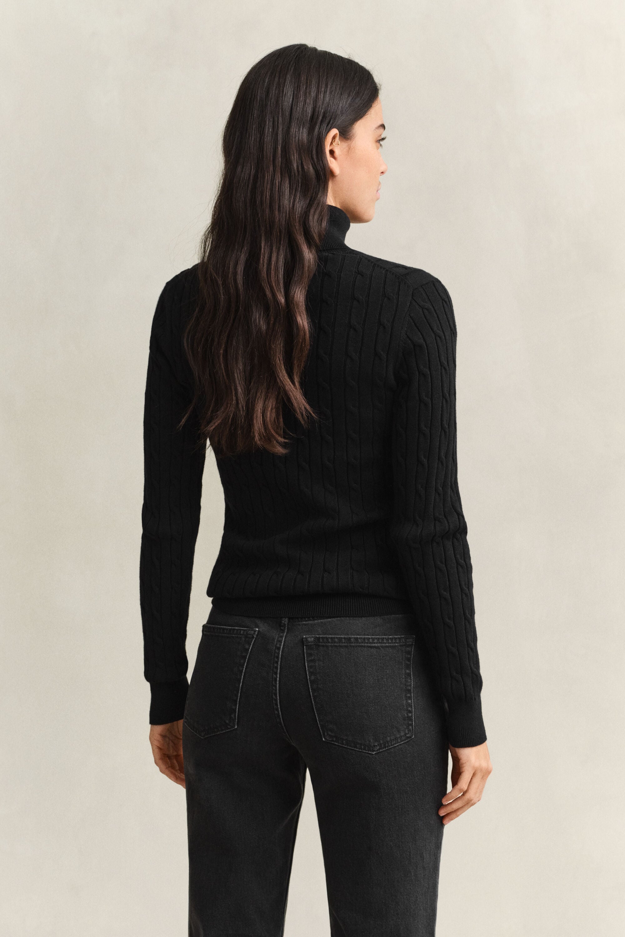 Maglia a collo alto in cotone elasticizzato a trecce