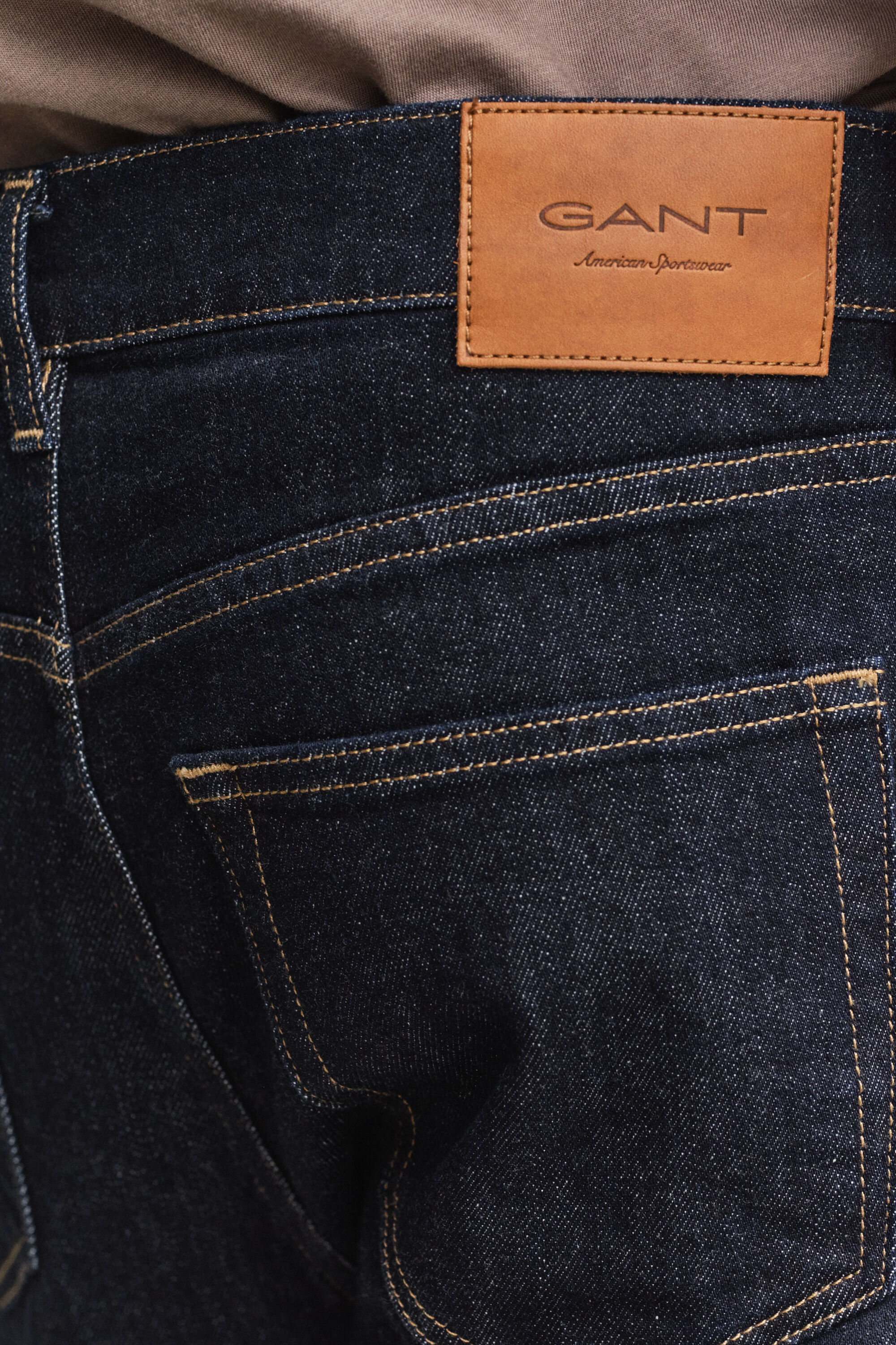 Jeans slim fit con lavaggio uniforme