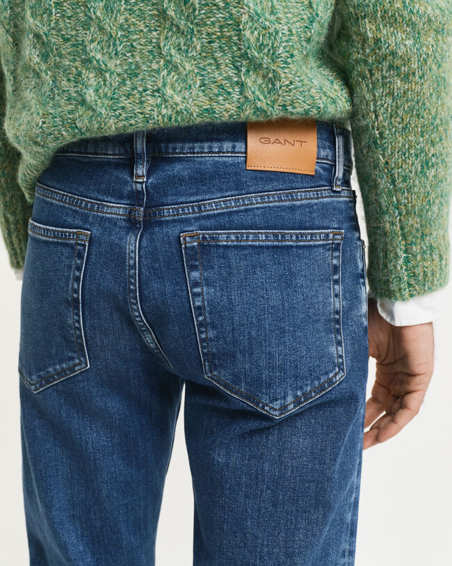 Jeans regular fit con lavaggio uniforme