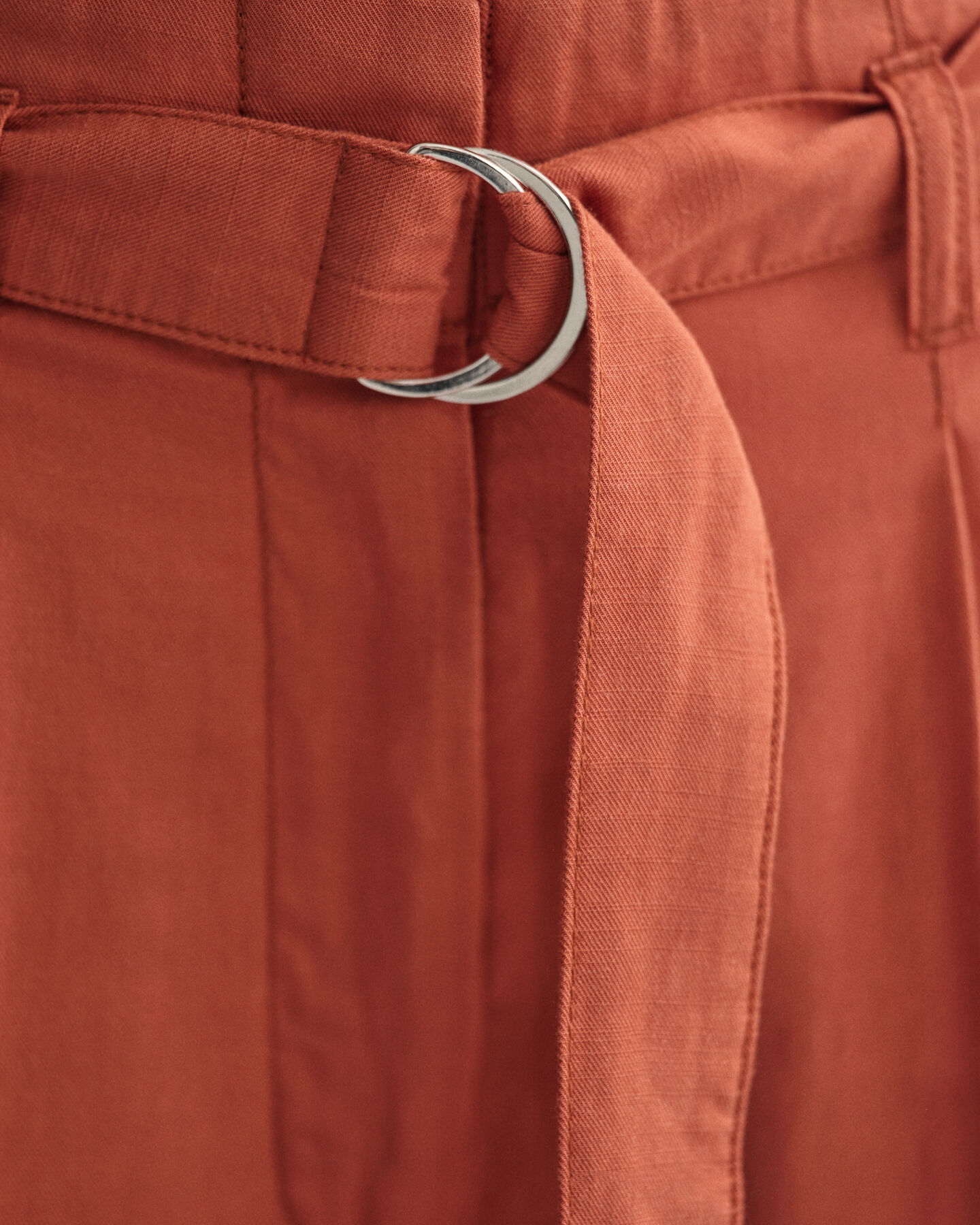 Pantaloni con cintura a gamba larga corti alla caviglia