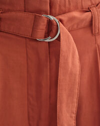 Pantaloni con cintura a gamba larga corti alla caviglia