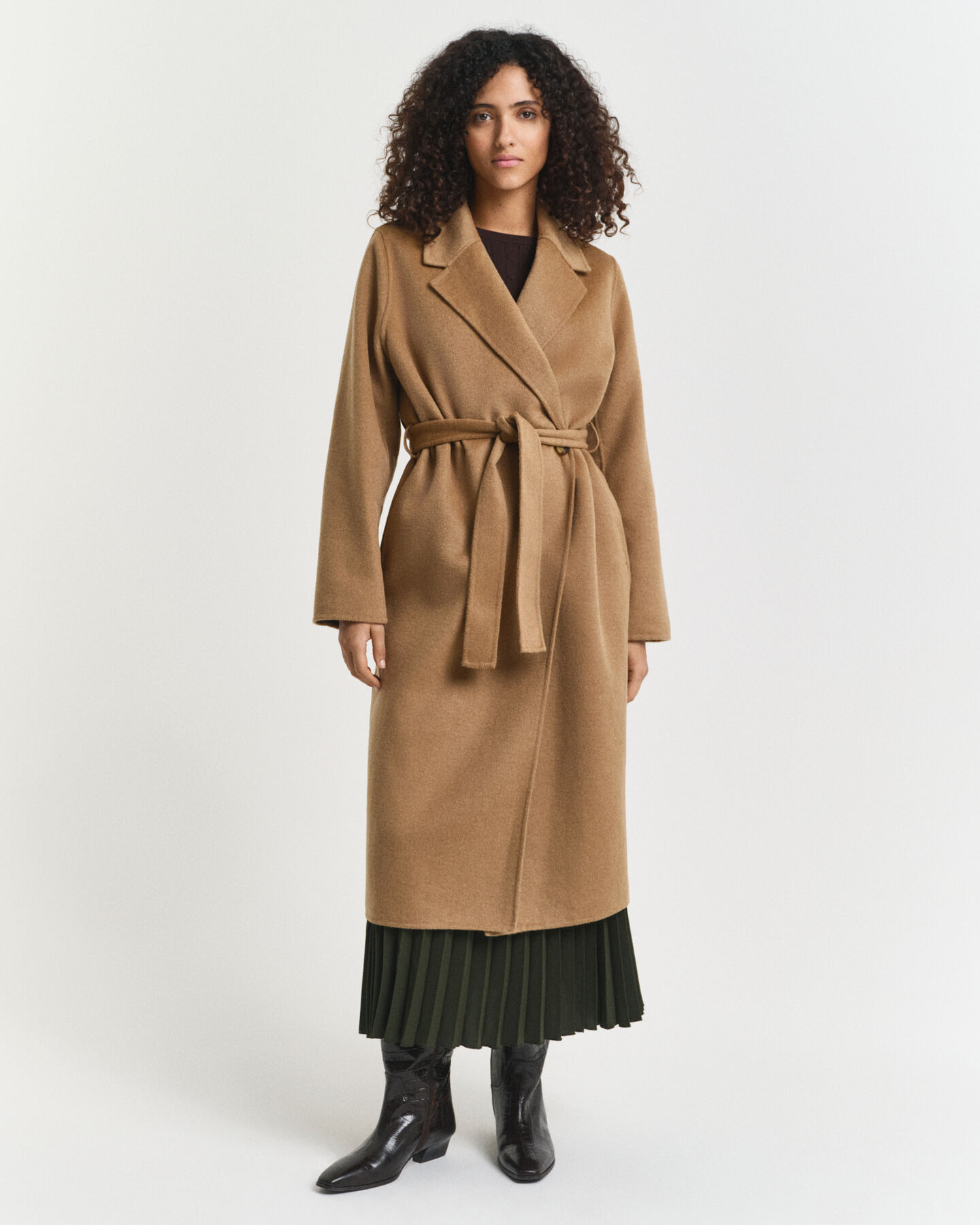 Cappotto con cintura e cuciture a mano