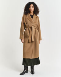 Cappotto con cintura e cuciture a mano