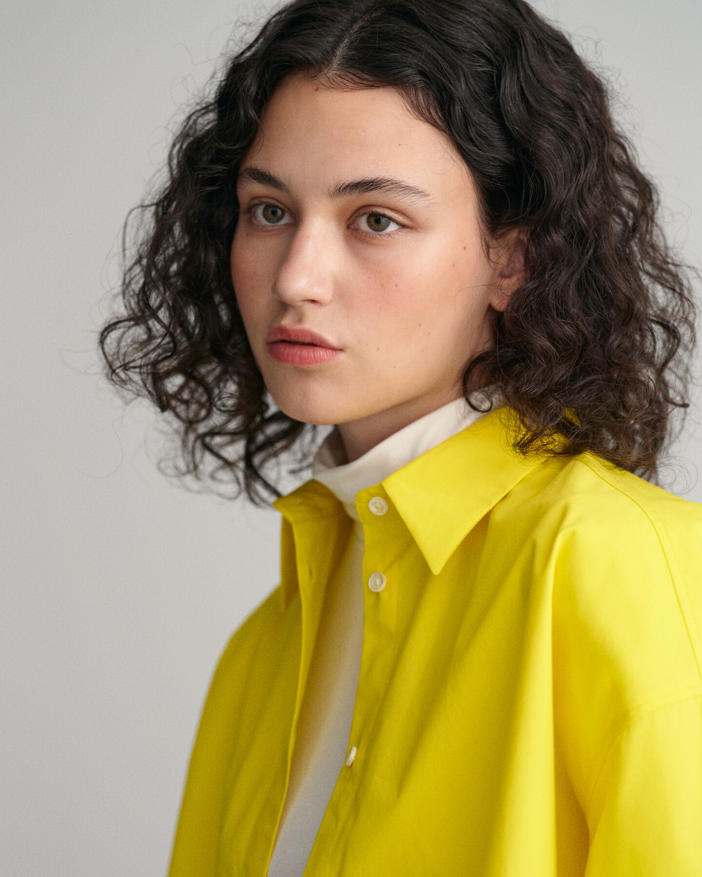 Camicia con polsini ampi e oversize fit