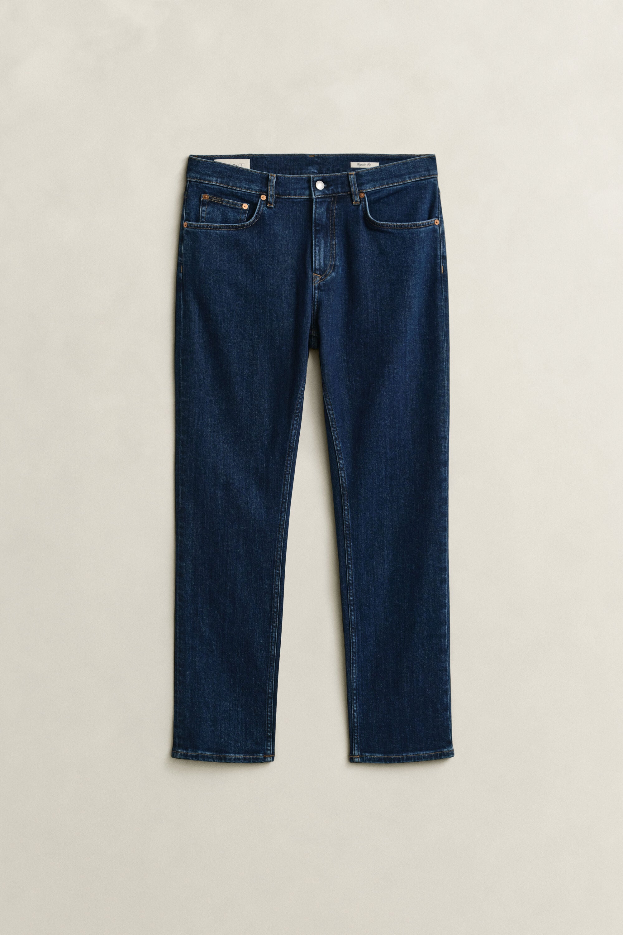 Jeans regular fit con lavaggio uniforme