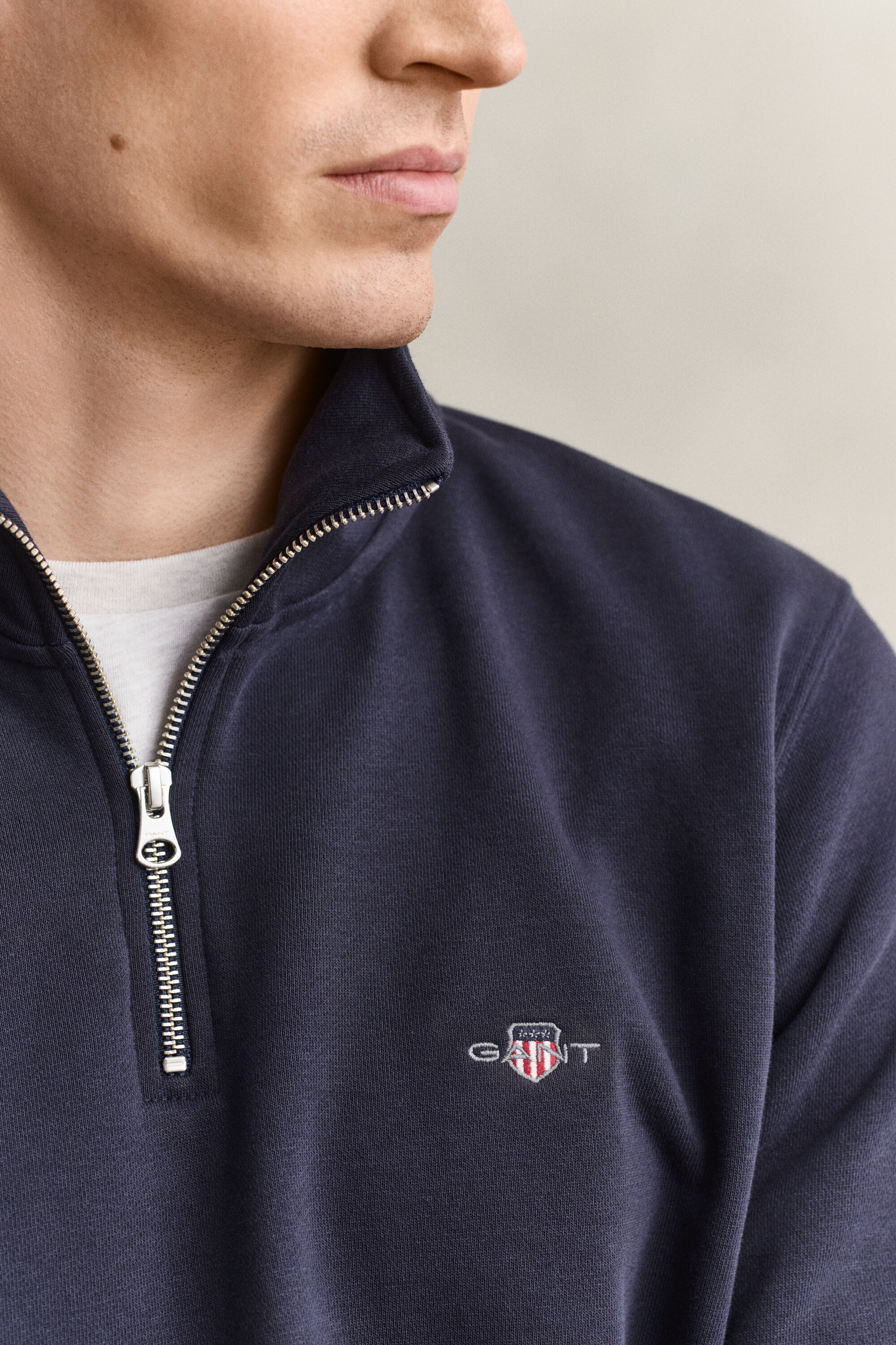 Felpa Shield con zip corta
