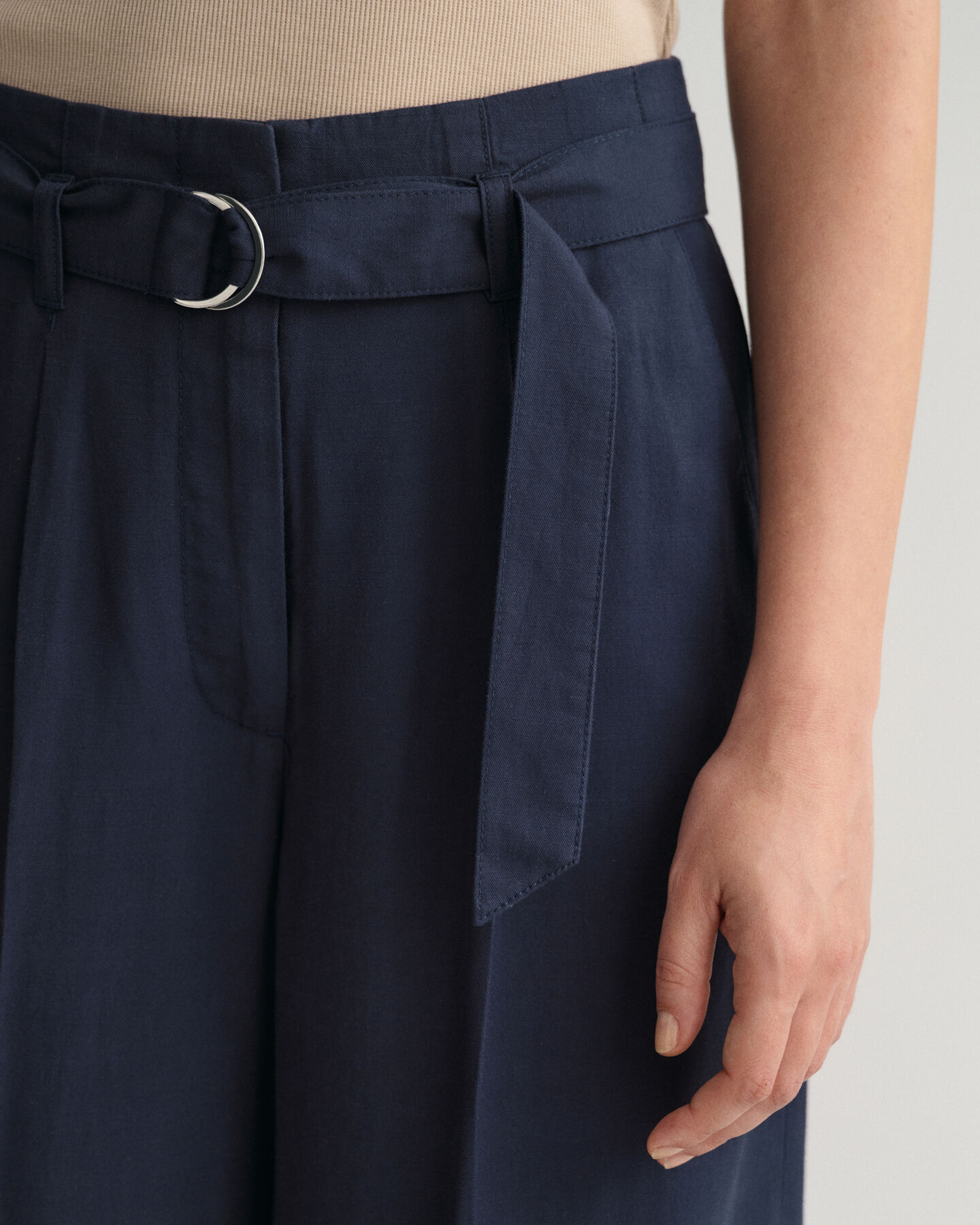 Pantaloni con cintura a gamba larga corti alla caviglia