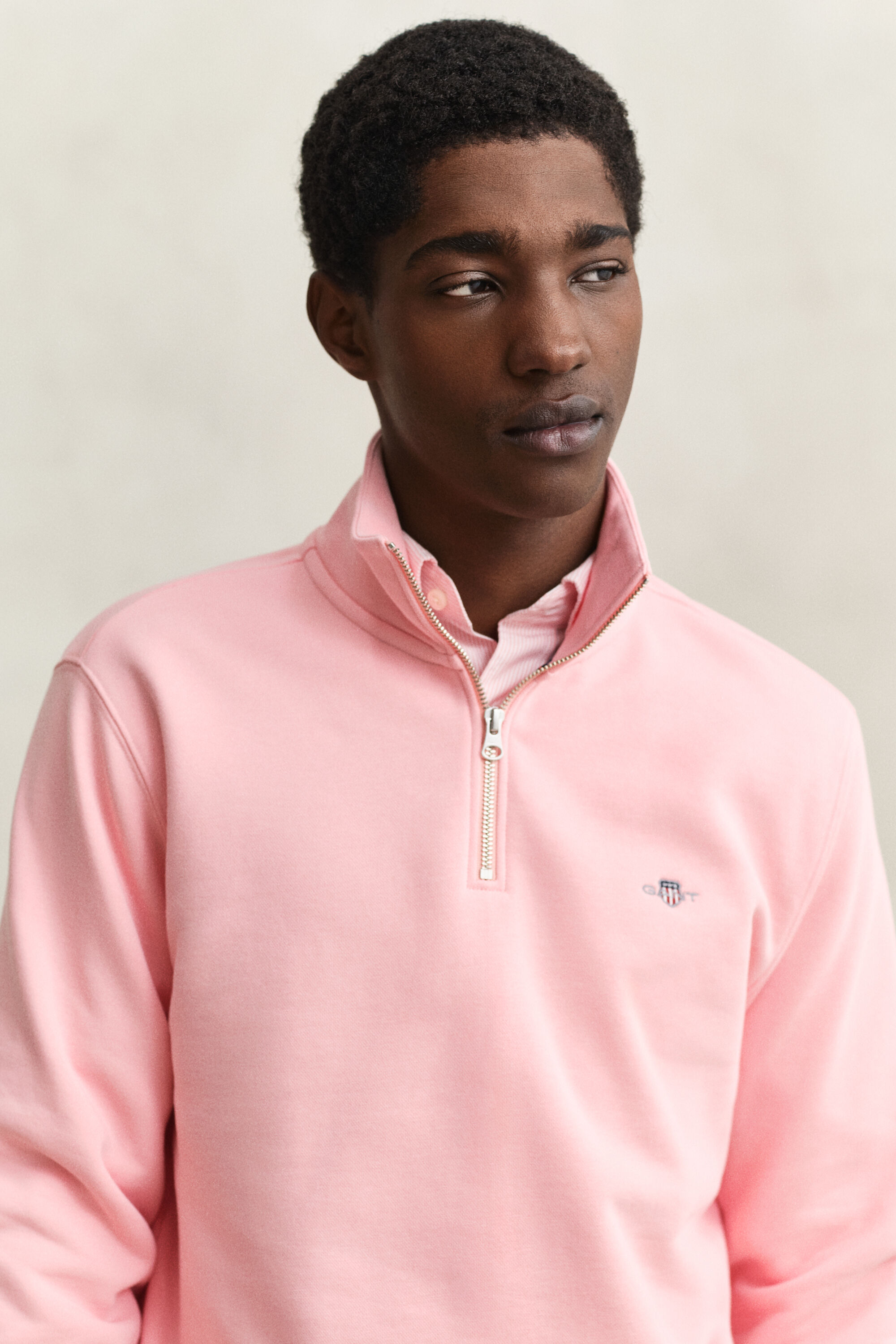 Felpa Shield con zip corta