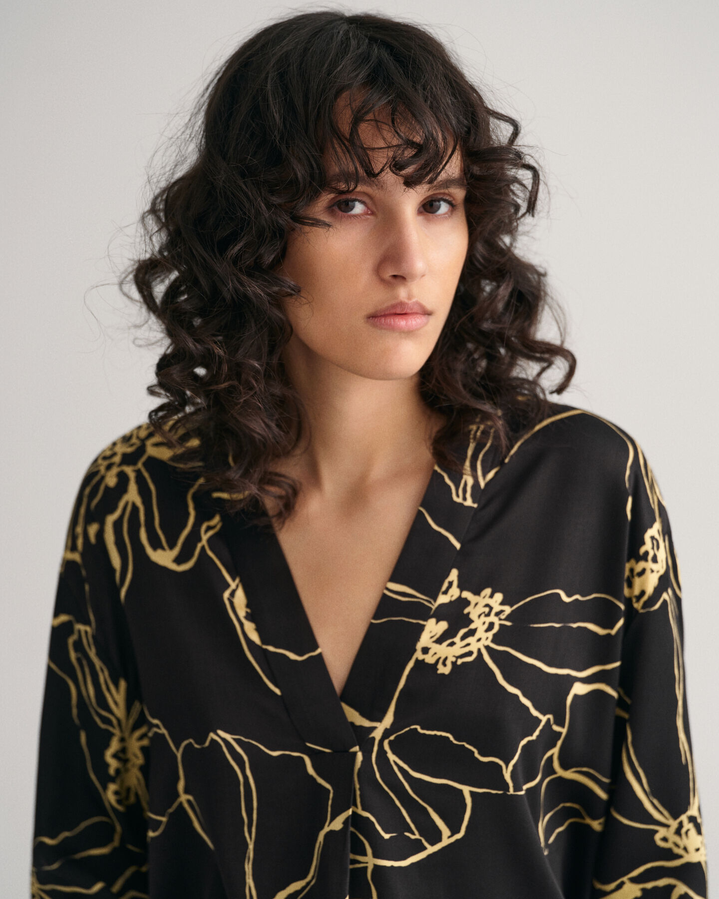 Blusa con scollo a V Line Drawing