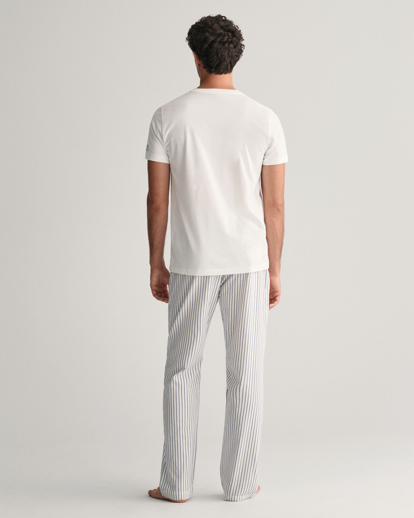 Confezione regalo con pigiama a righe, pantaloni e T-shirt