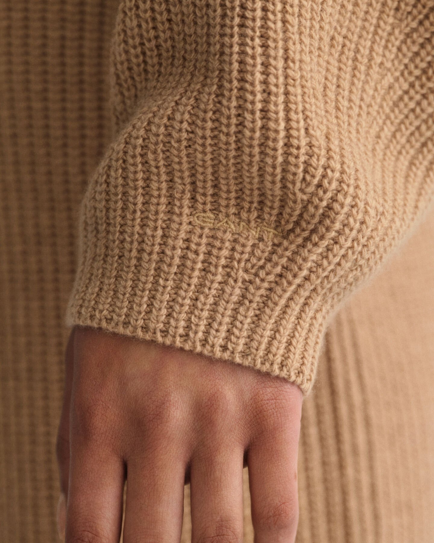 Abito con scollo a V in lana a coste