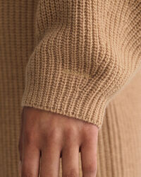 Abito con scollo a V in lana a coste