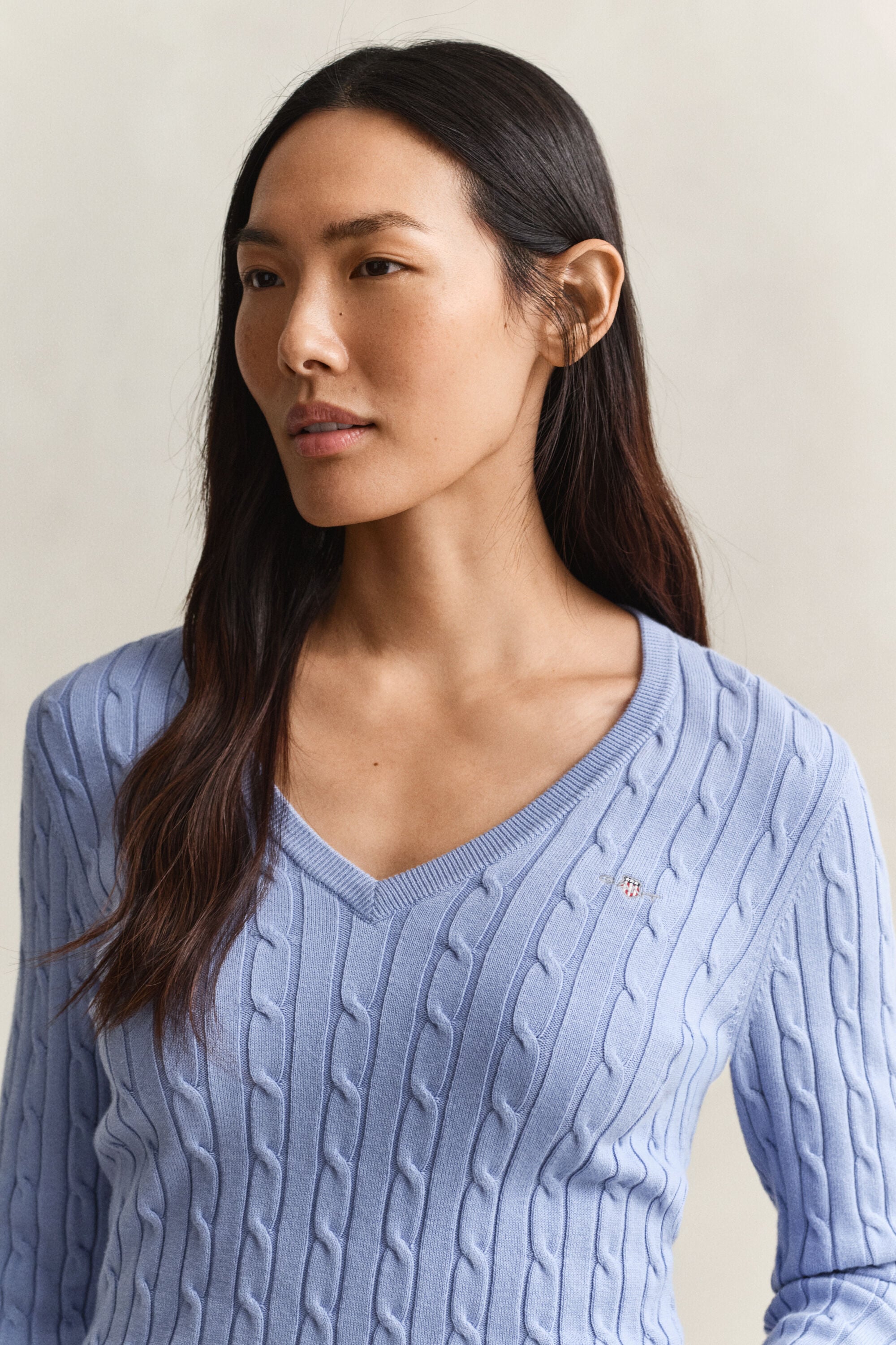 Maglia con scollo a V in cotone elasticizzato a trecce