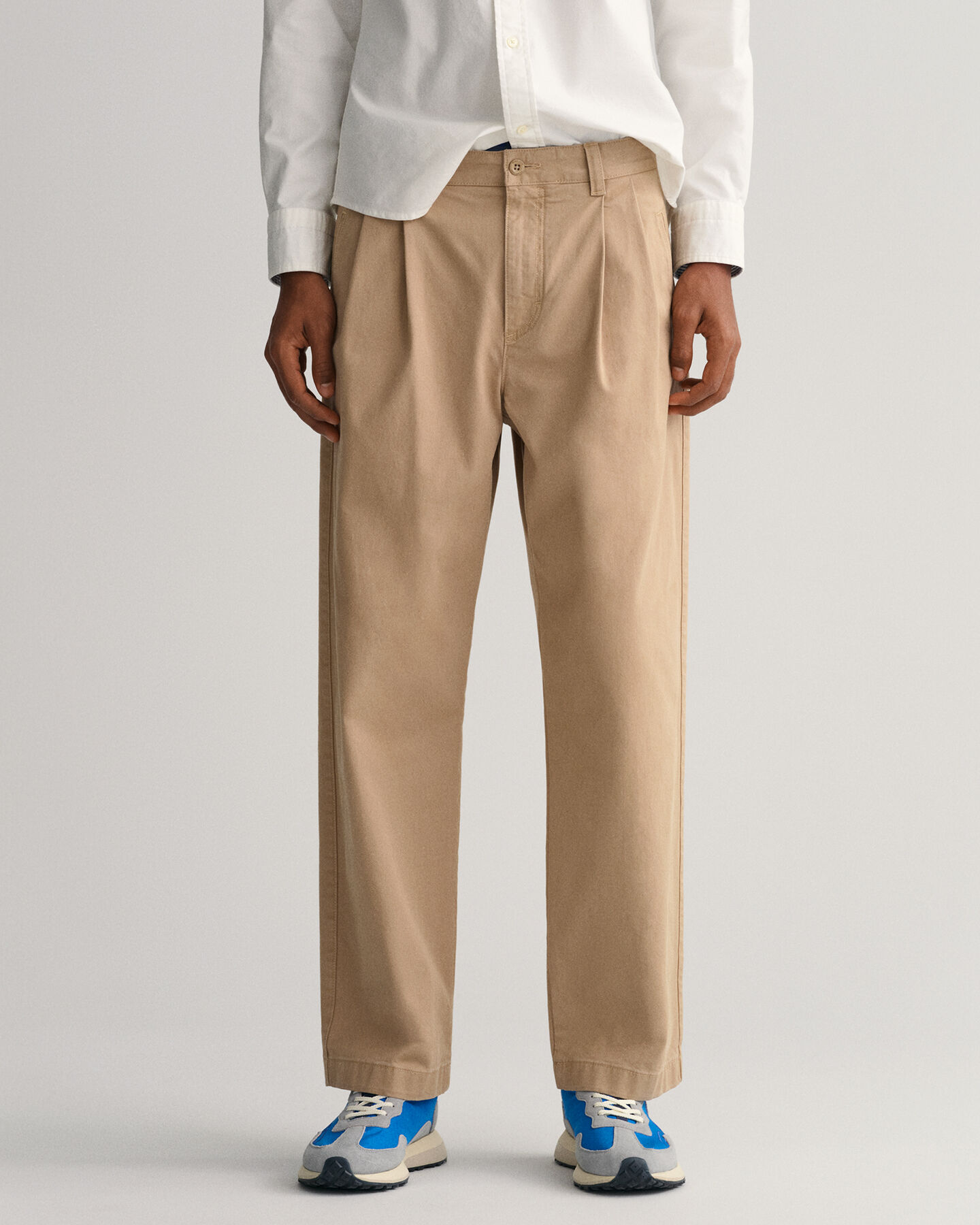 Pantaloni chino con pinces relaxed fit
