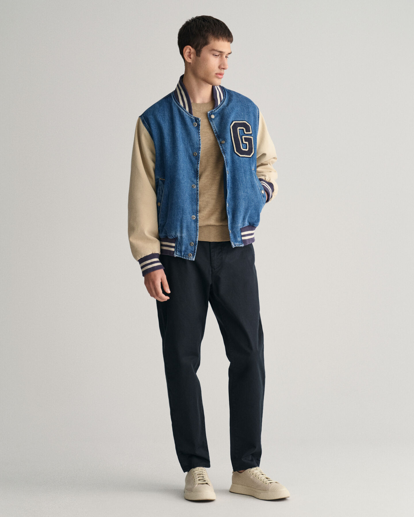 Pantaloni chino in twill stretti in fondo