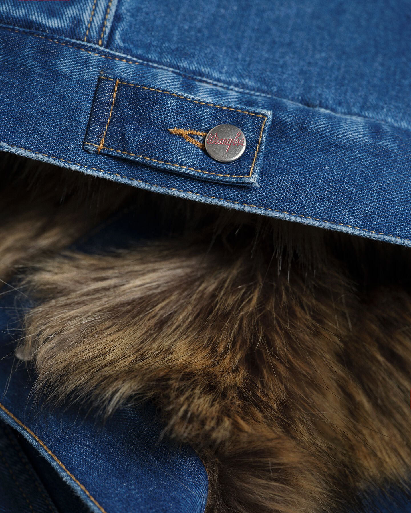 Giacca di jeans Wrangler x GANT con pelliccia sintetica