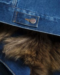 Giacca di jeans Wrangler x GANT con pelliccia sintetica