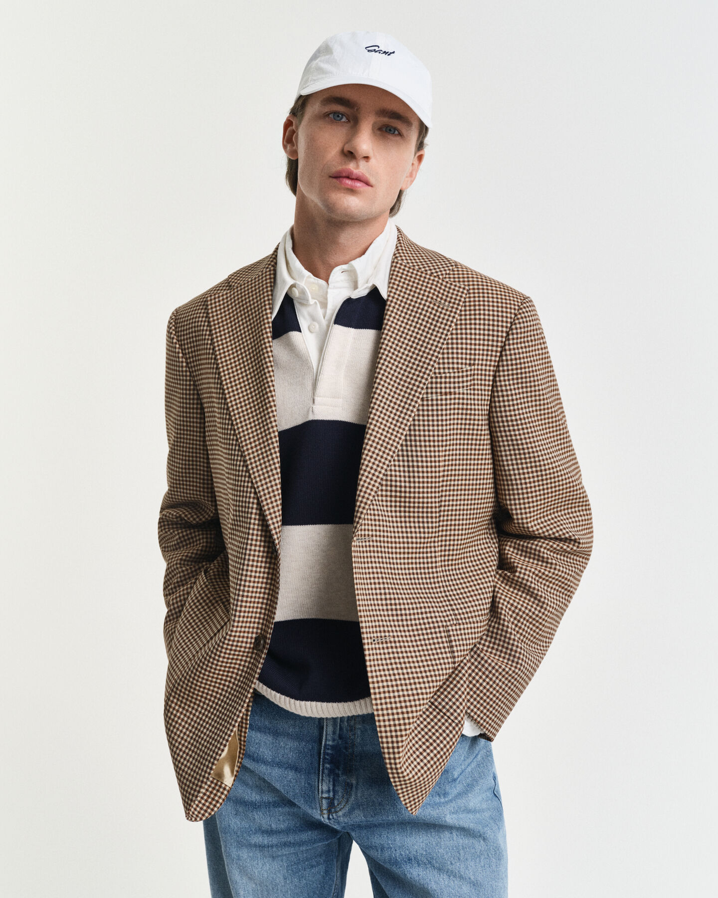 Cappellino effetto stropicciato con grafica piccola