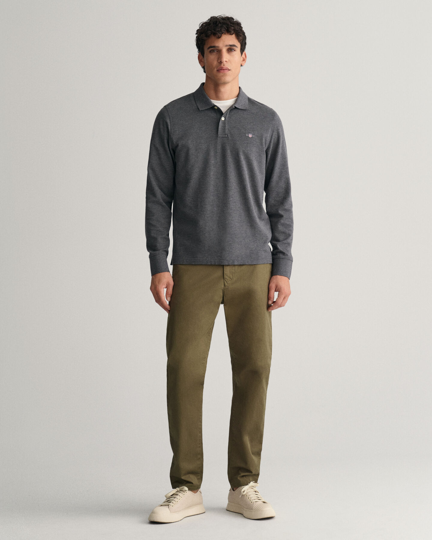 Pantaloni chino in twill stretti in fondo