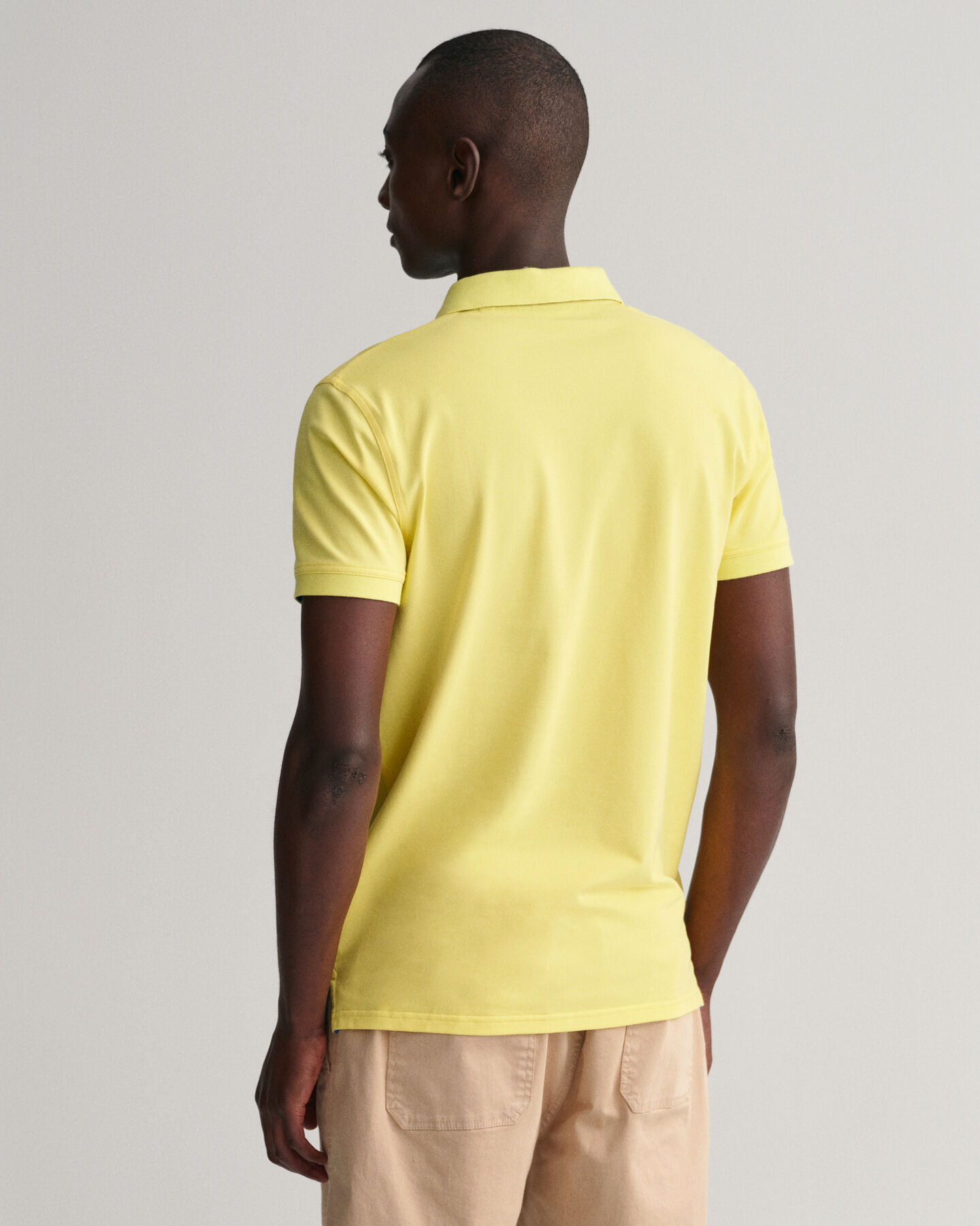 Polo in piqu&eacute; con colletto a contrasto