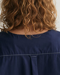 Top a maniche corte con scollo a V e cuciture a contrasto