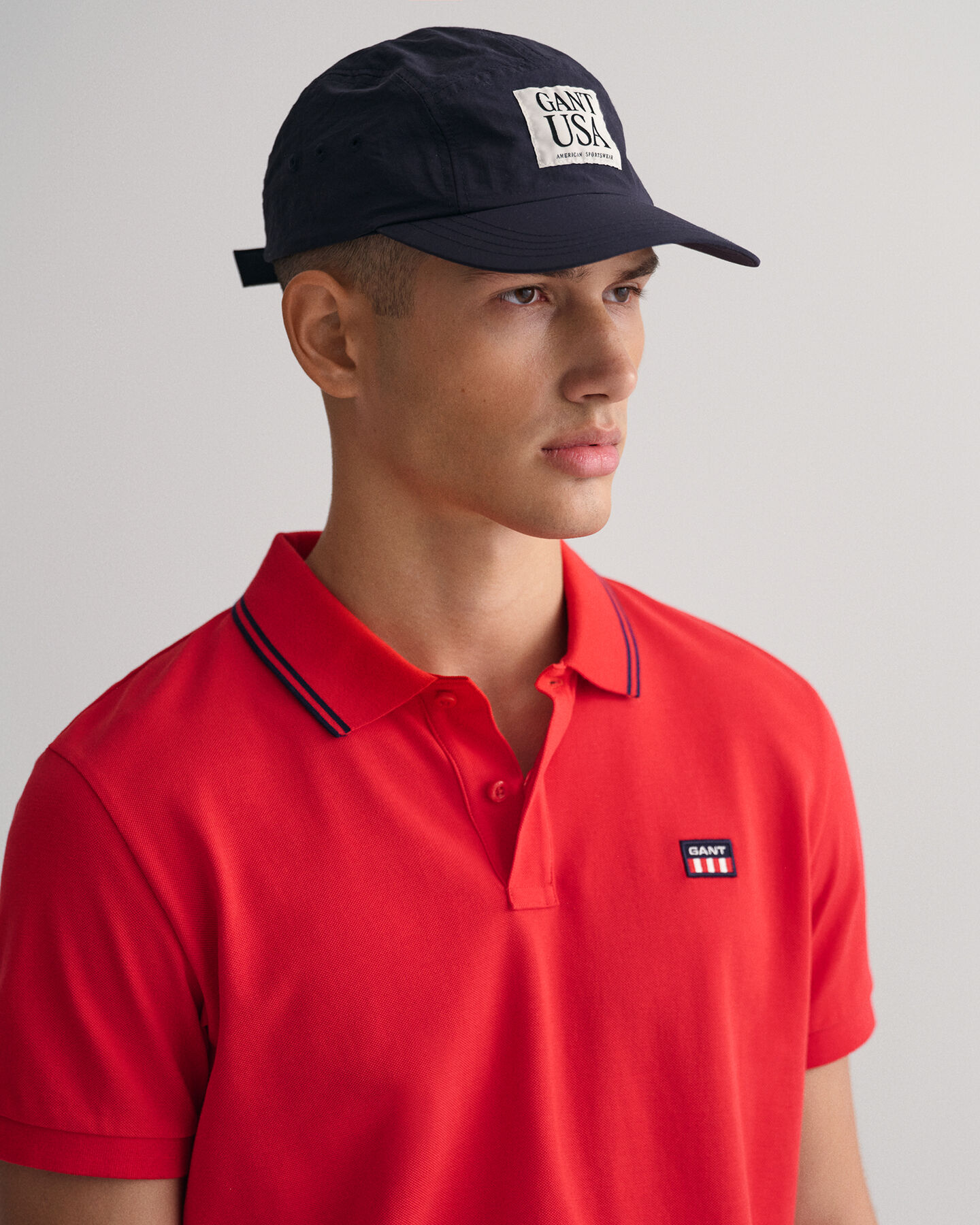 Polo in piqué a righe con colletto a contrasto