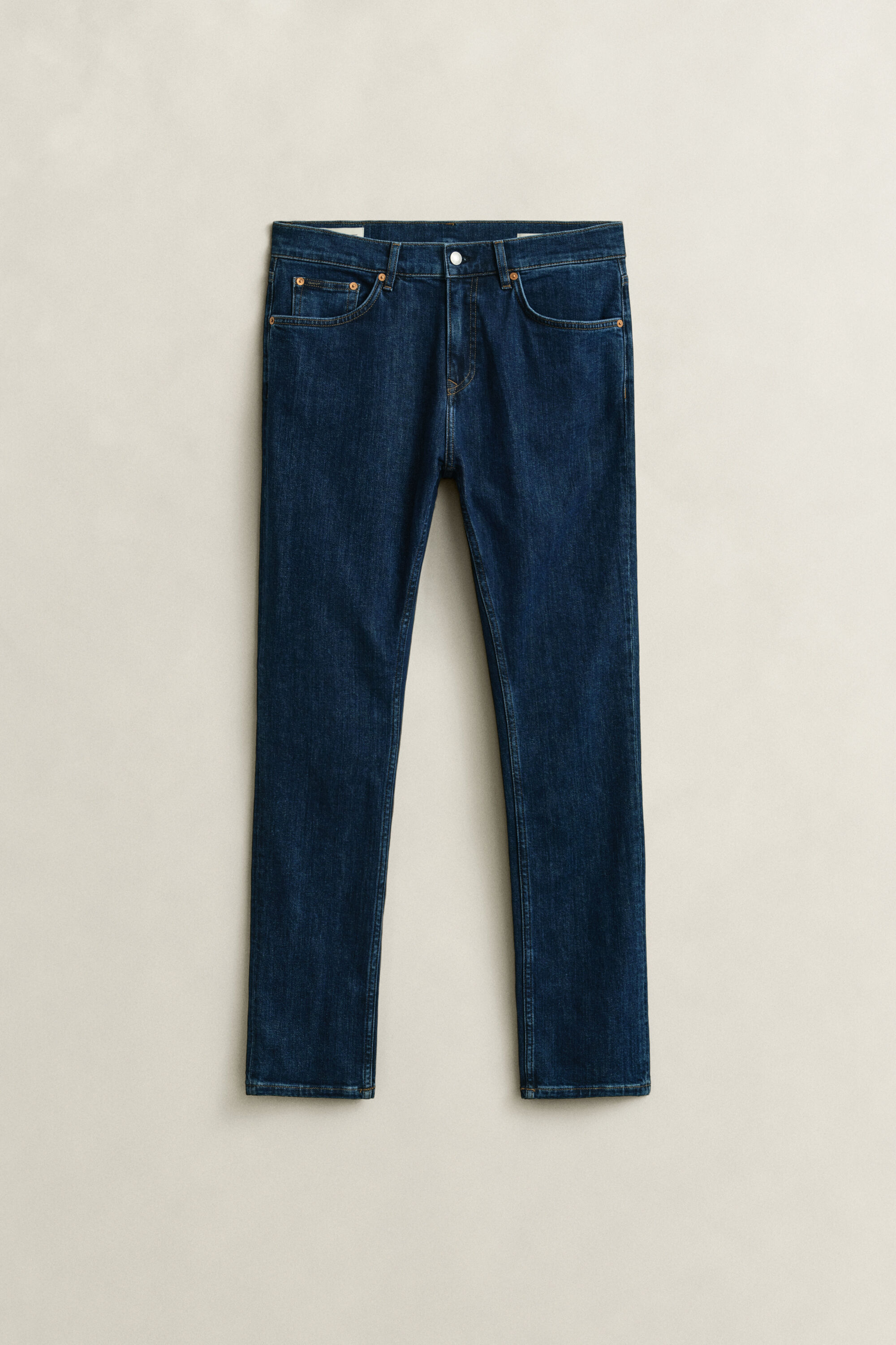 Jeans slim fit con lavaggio uniforme