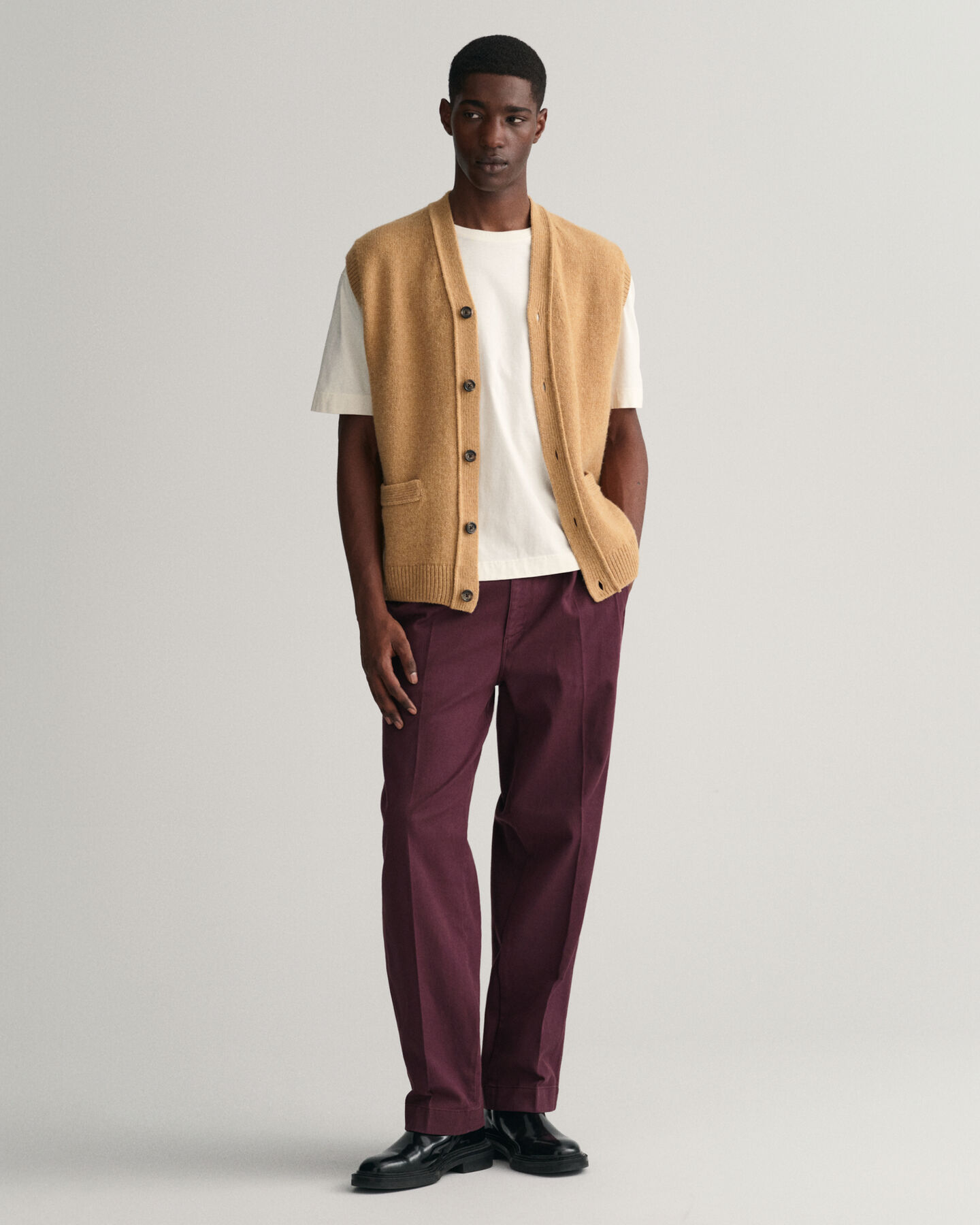 Piumino smanicato in morbida lana con abbottonatura