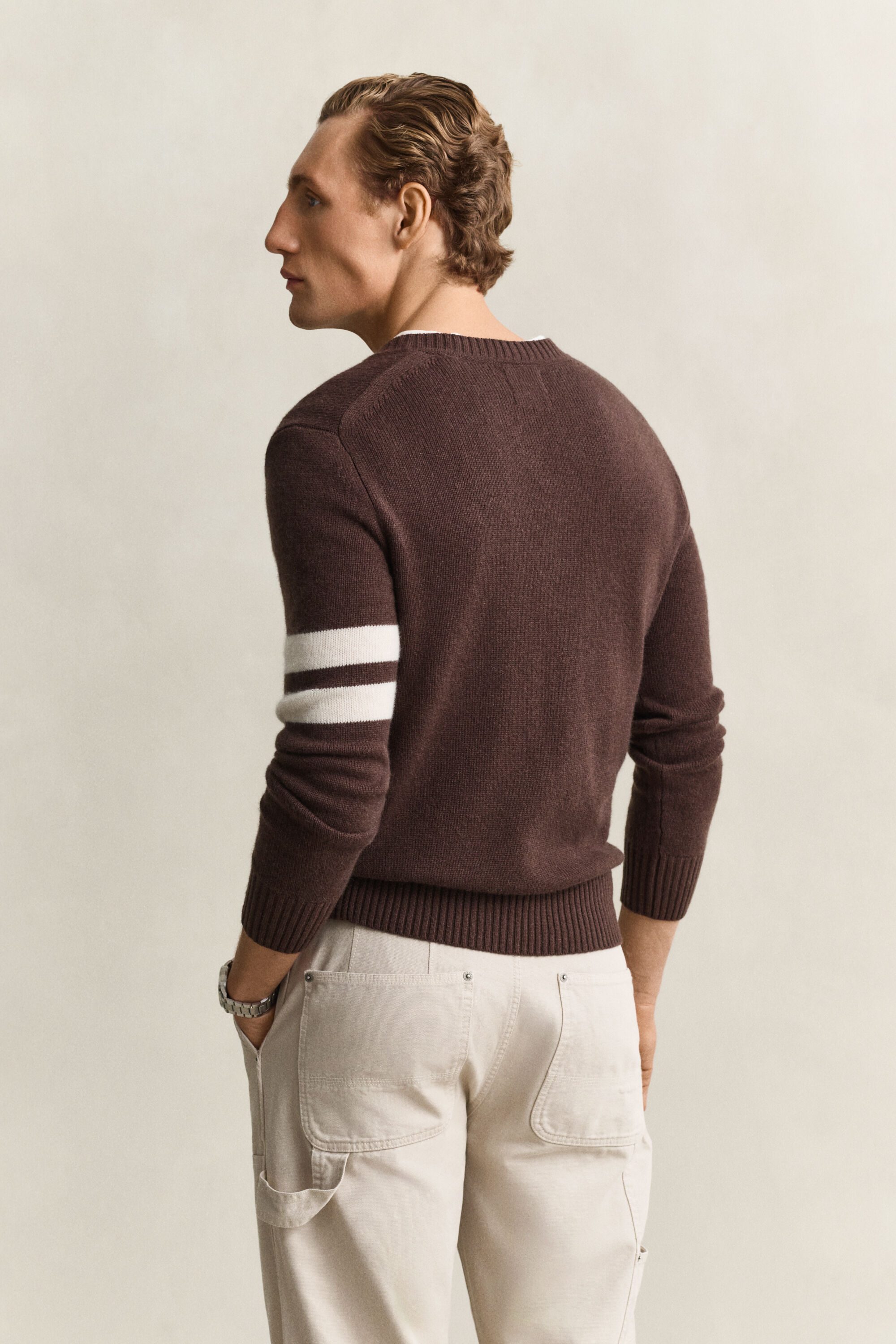 Maglia in cashmere a righe con scollo a V