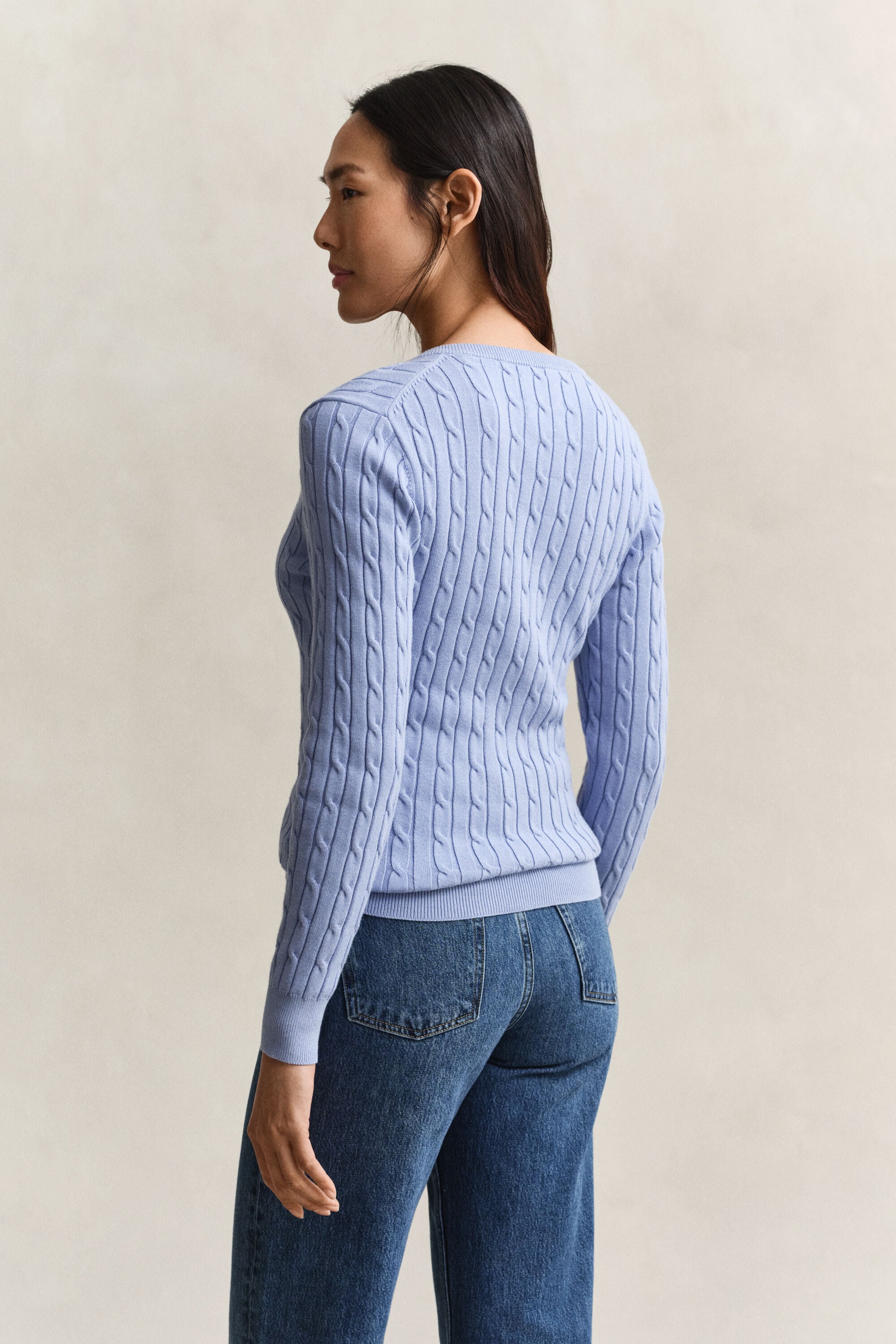 Maglia con scollo a V in cotone elasticizzato a trecce