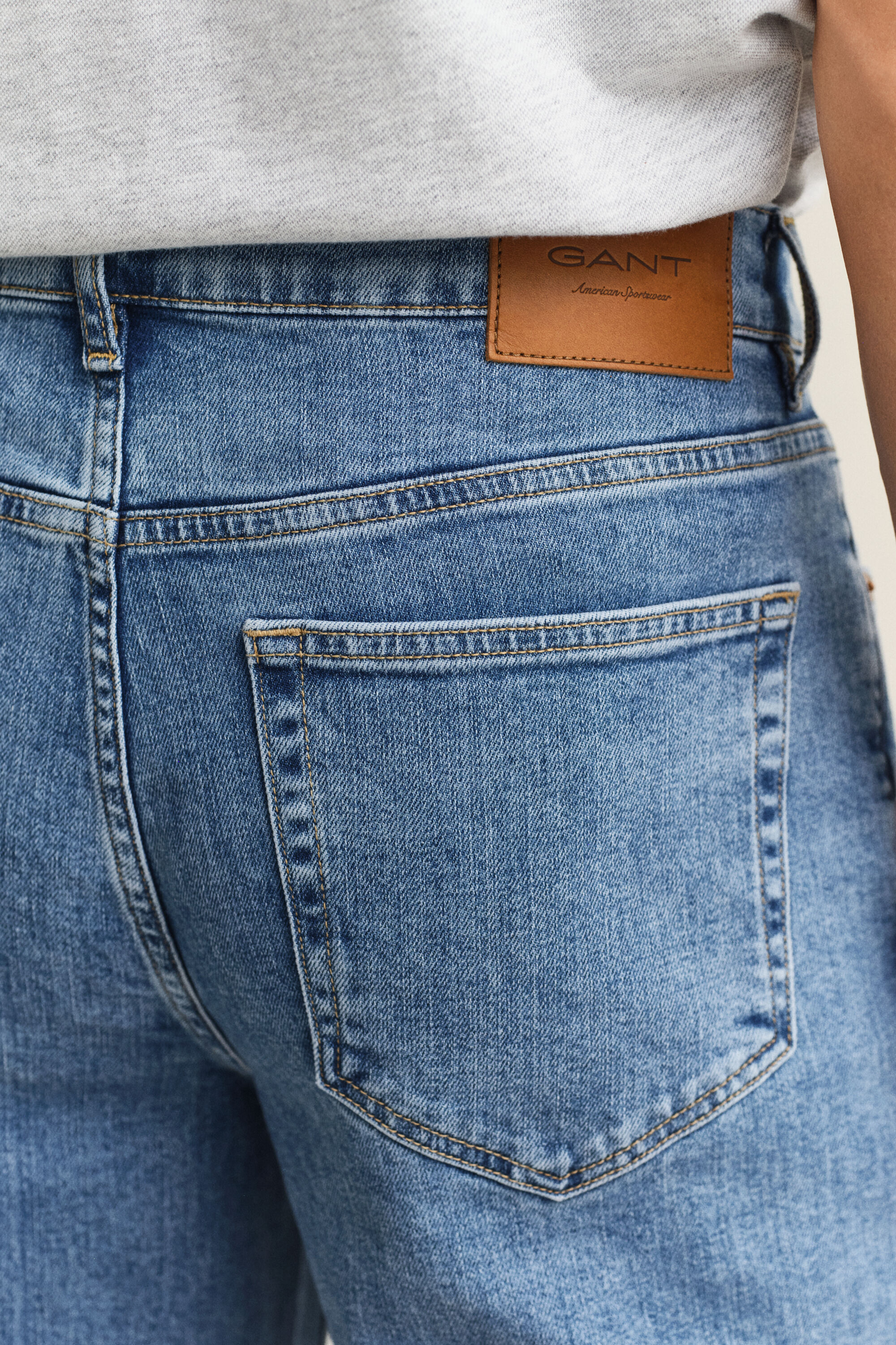 Jeans regular fit con lavaggio uniforme