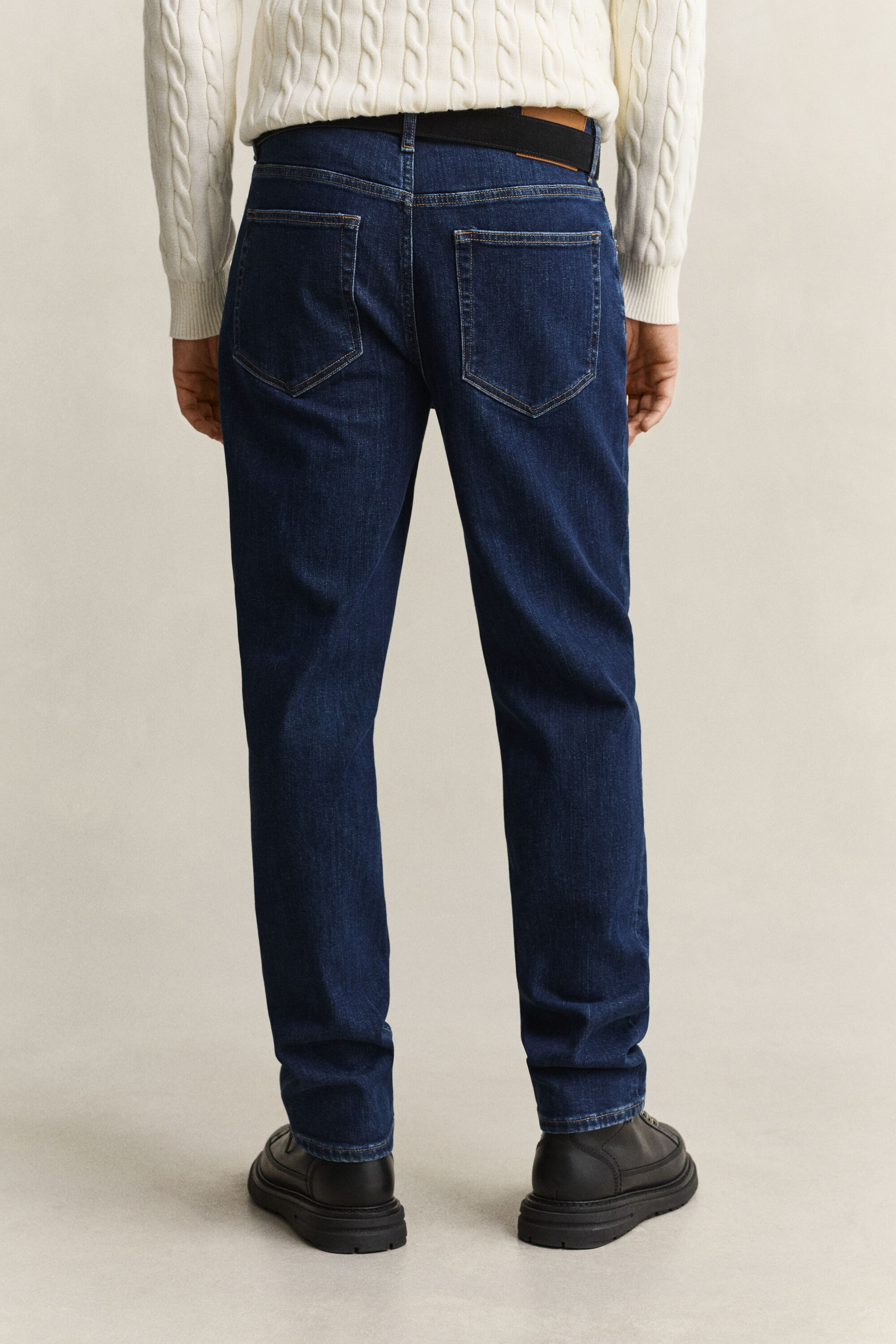 Jeans regular fit con lavaggio uniforme