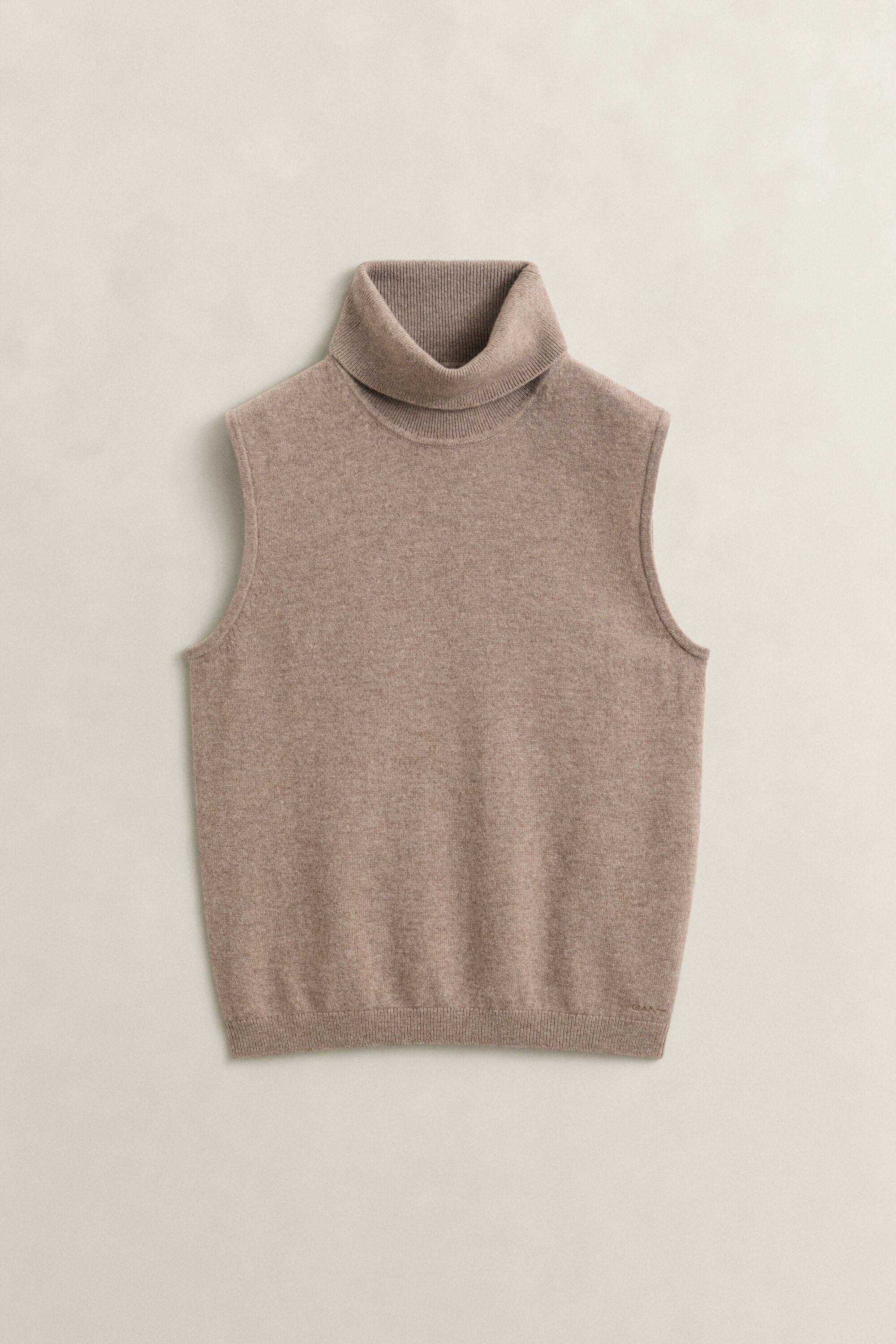 Maglia smanicata a collo alto