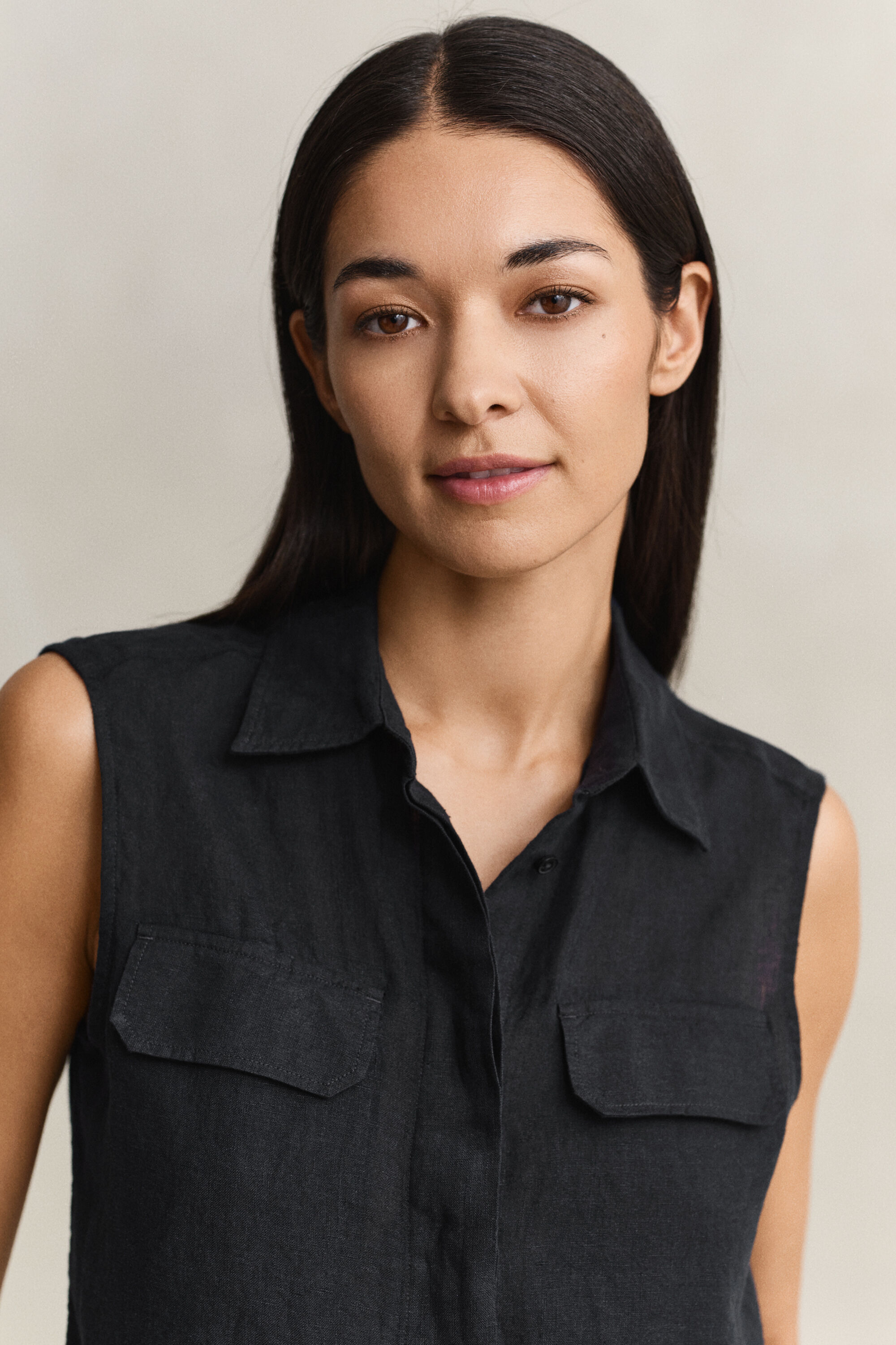 Camicia smanicata in lino