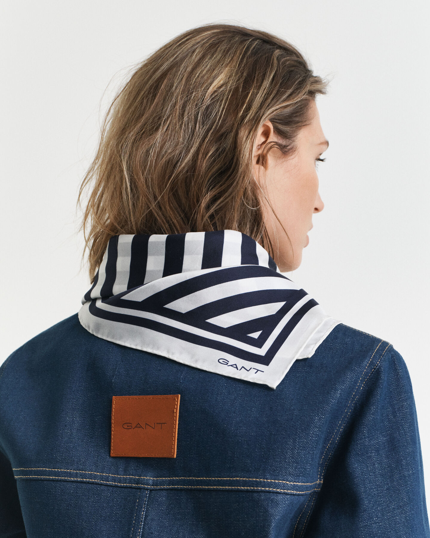 Foulard di seta con stampa chevron