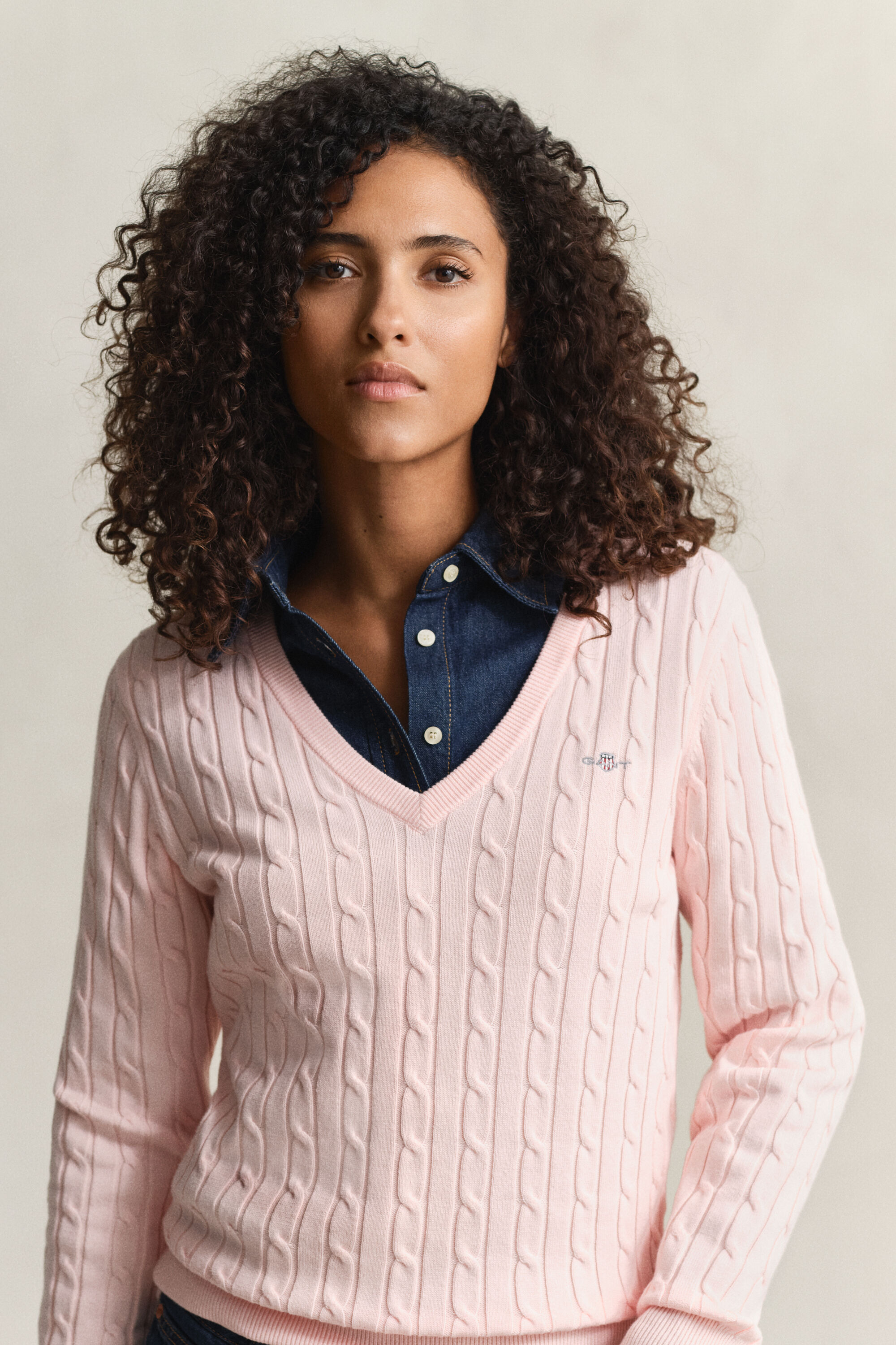 Maglia con scollo a V a trecce