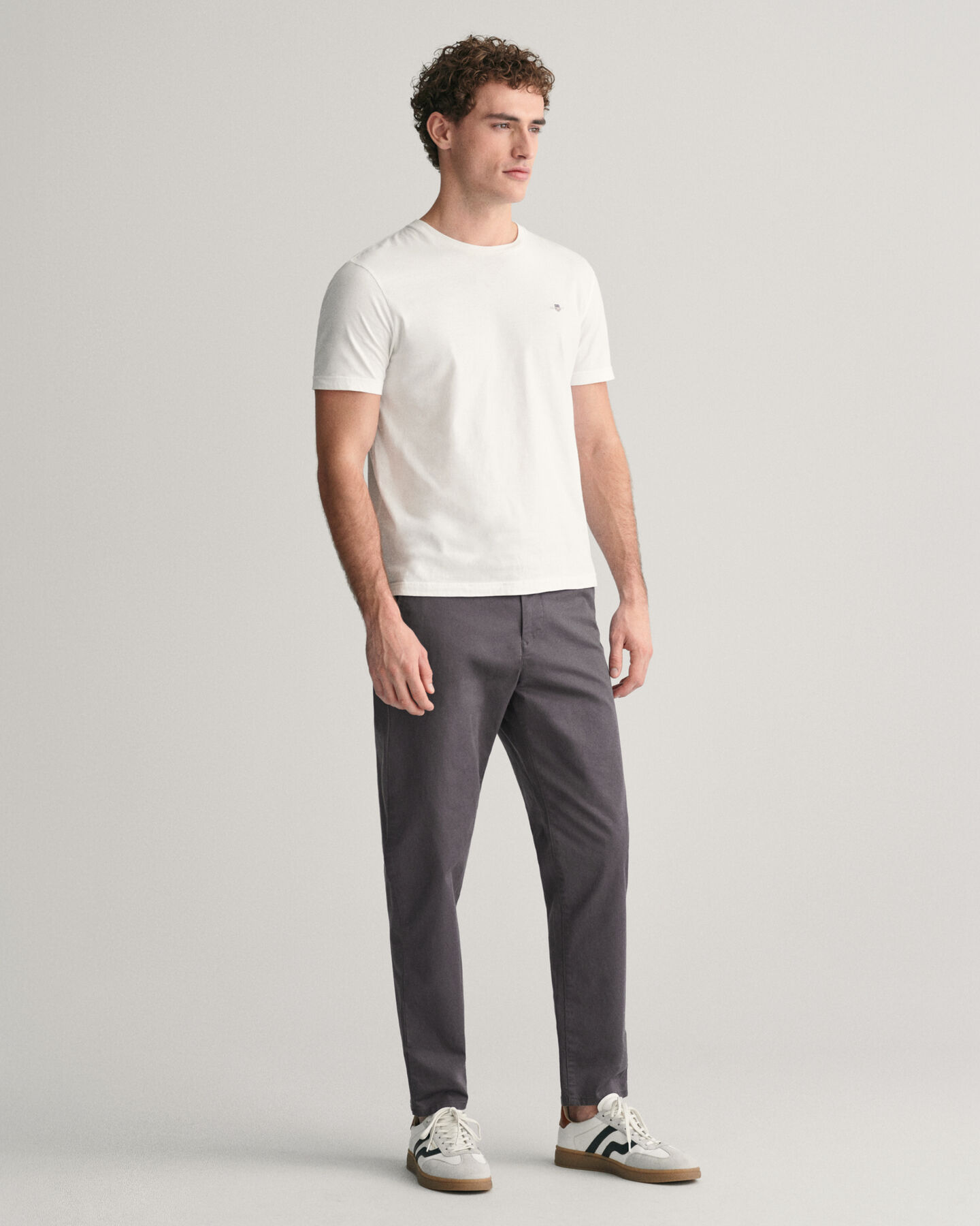 Pantaloni chino in twill stretti in fondo