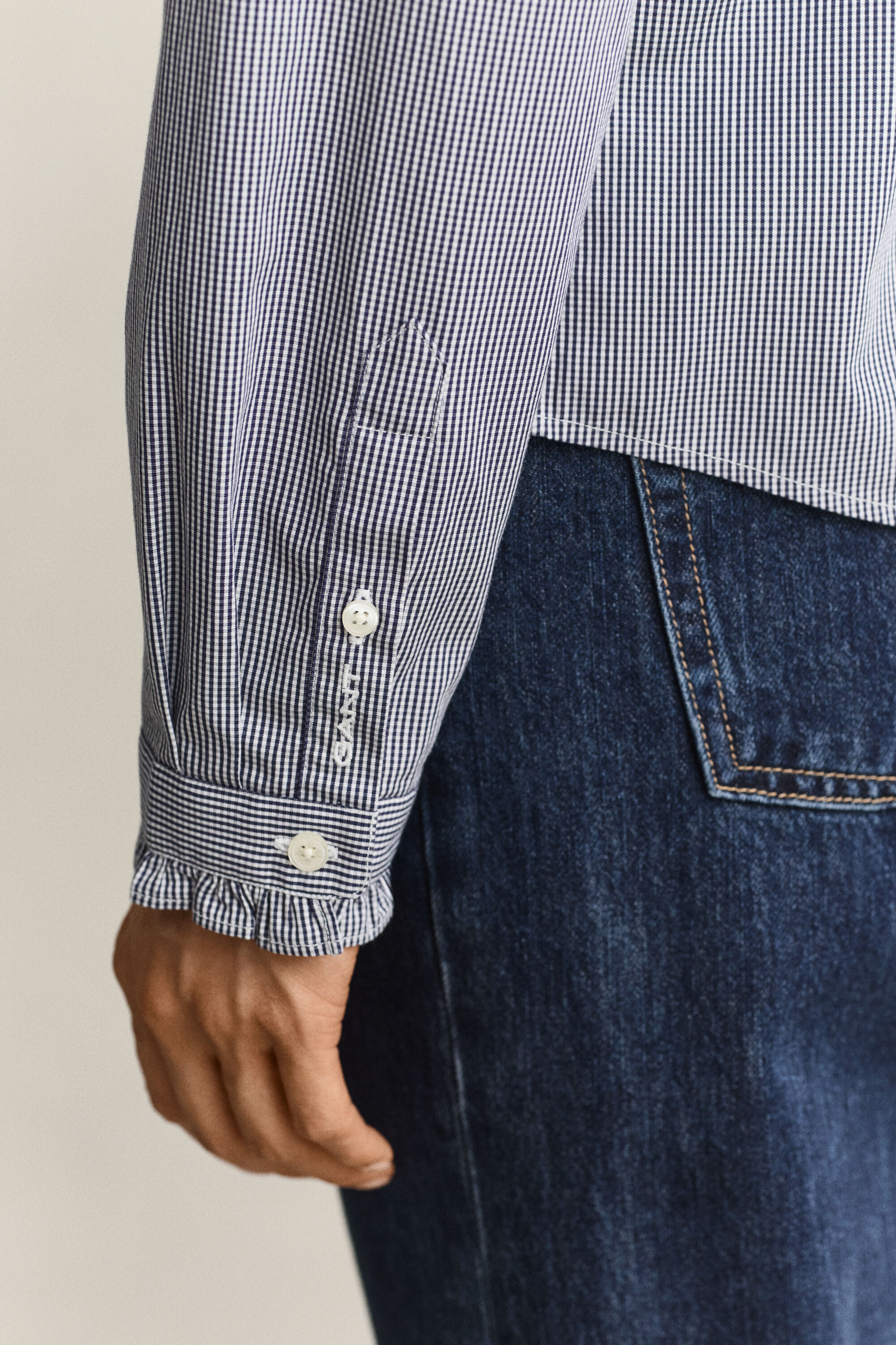 Blusa con colletto arricciato