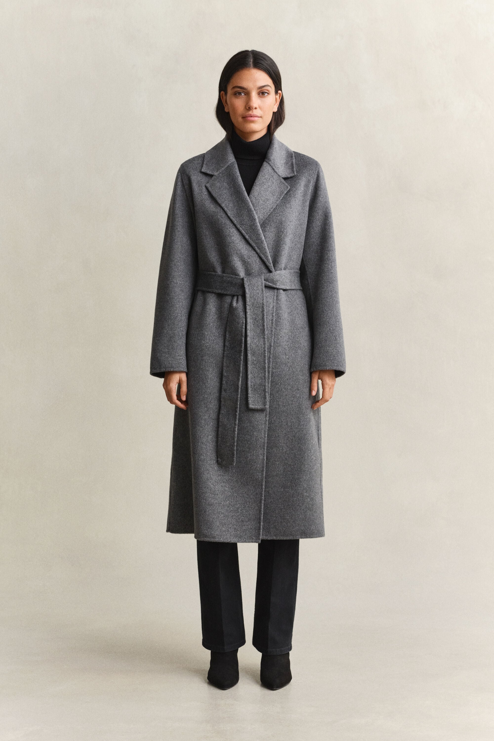 Cappotto con cintura e cuciture a mano