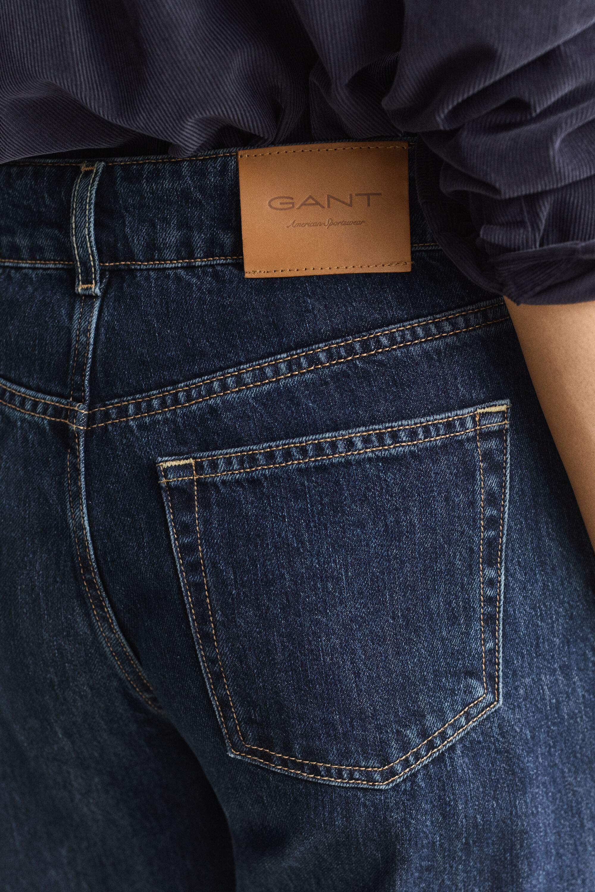 Jeans relaxed con abbottonatura